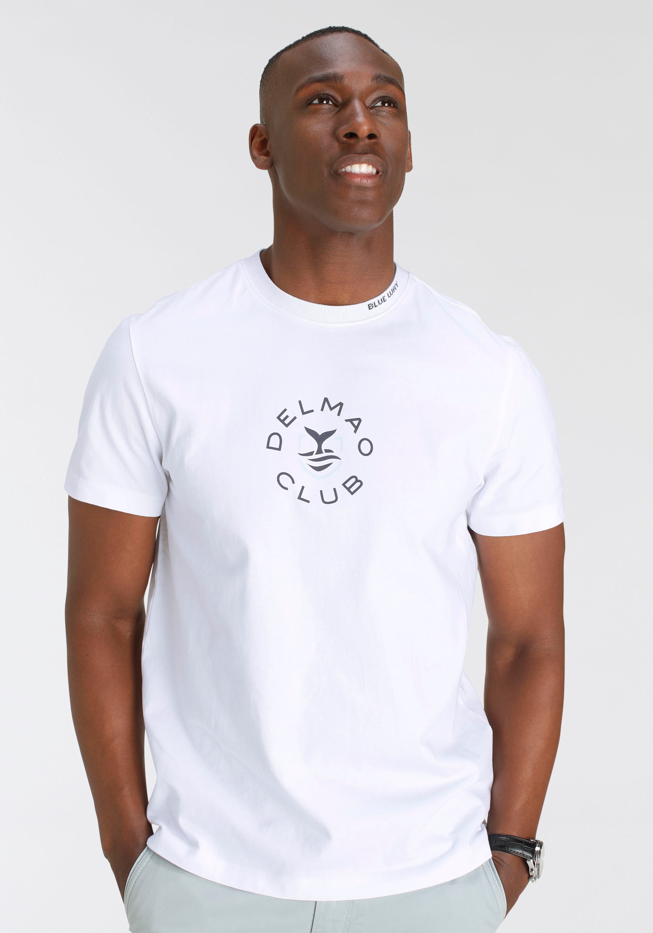 DELMAO T-Shirt, mit Brustprint und ♕ am MARKE! Halsausschnitt-NEUE bei Schriftzug