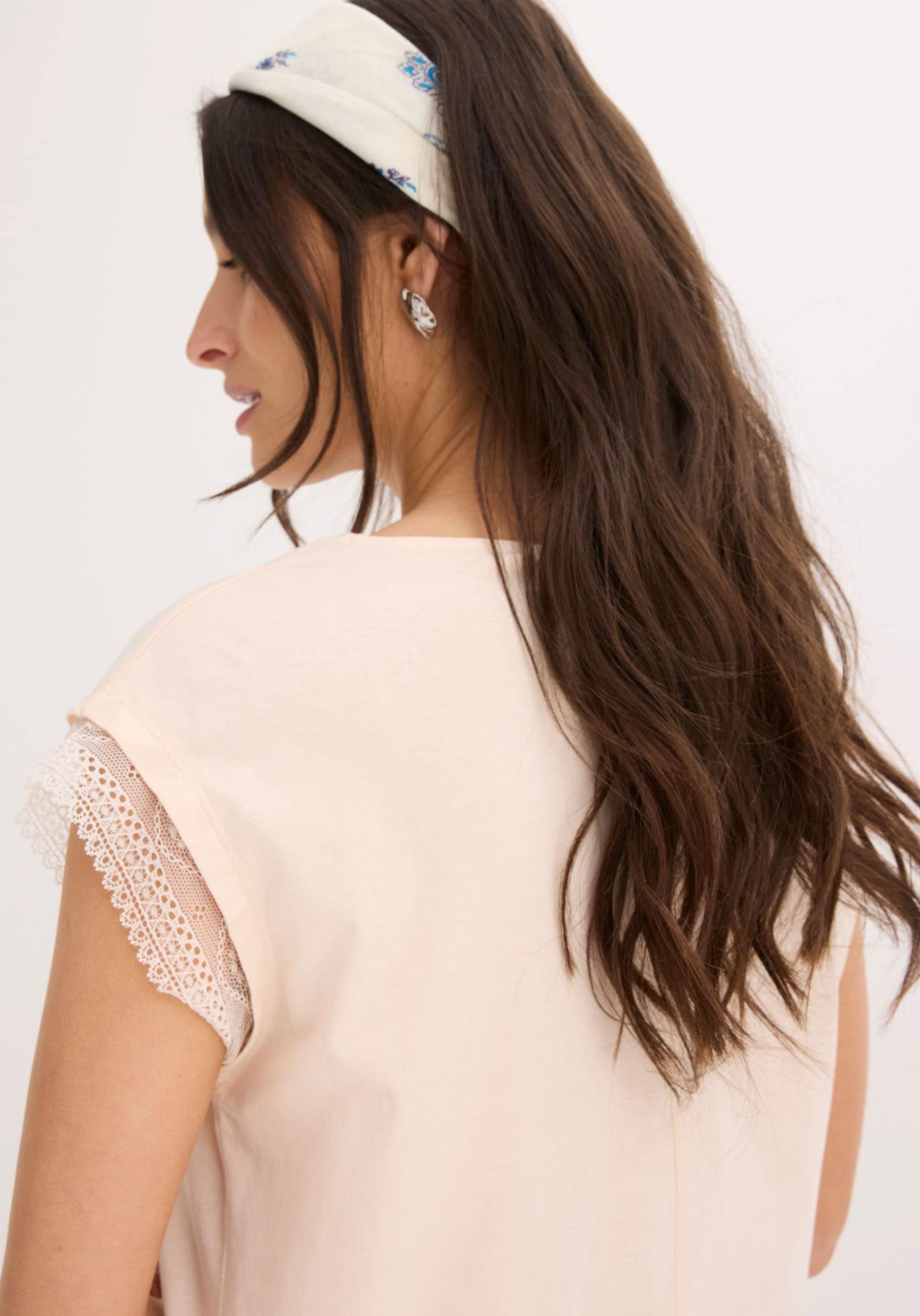 bonprix T-Shirt bequeme Passform, überschnittene Schultern, mit Spitzendetails