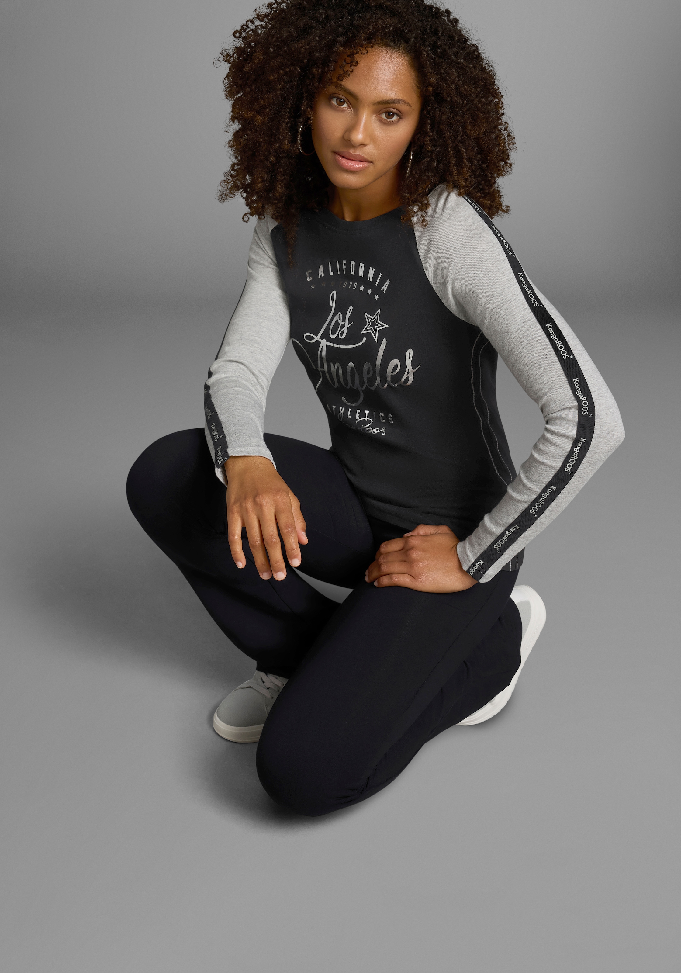 KangaROOS Longsleeve, Langarm, sehr figurbetonte Passform, mit glänzendem Metallic-Druck