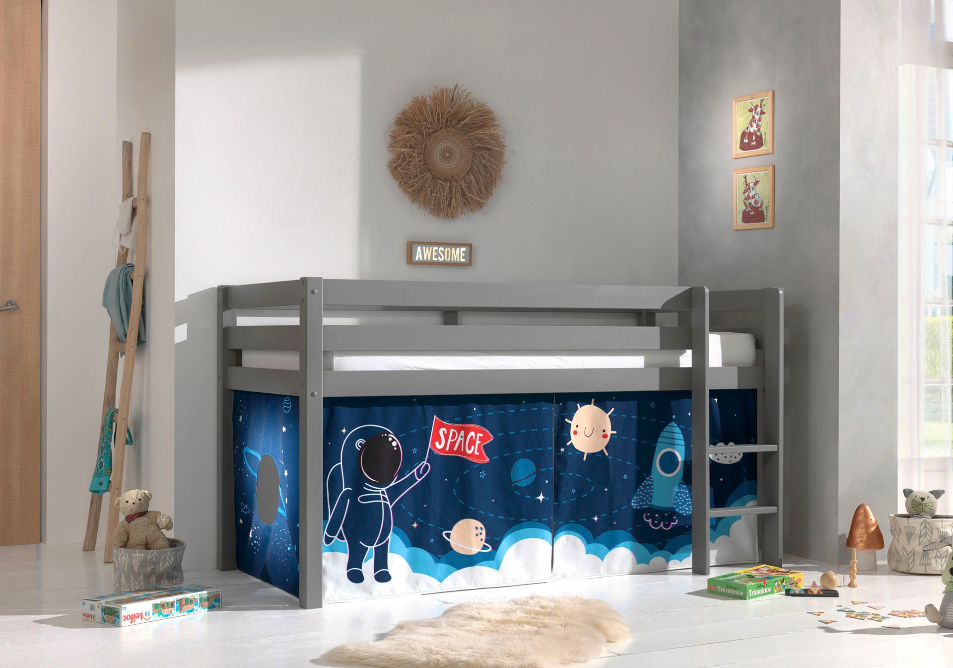 Vipack Spielbett »Pino, Kiefer massiv, mit Rolllattenrost u. Textil-Set, Made in Europe«, (B/H/T ca. 210x114x106cm, mit Leiter und Absturzschutz), verschiedene Textil Dessins, 3 Gestellfarben zur Wahl
