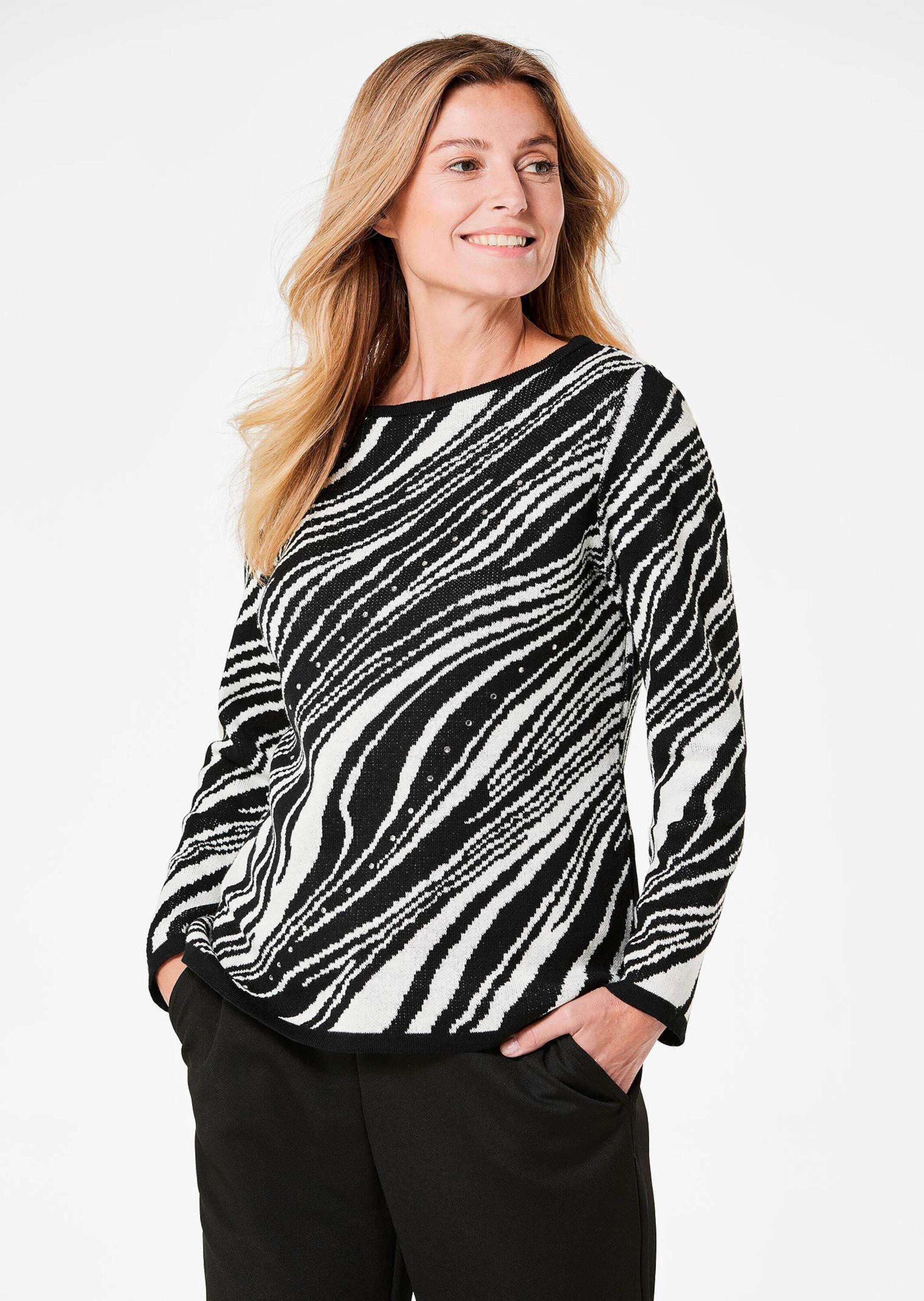 GOLDNER Strickpullover »Kurzgröße Ausdrucksstarker Pullover mit handverarbeiteten Glitzersteinen« Ohne