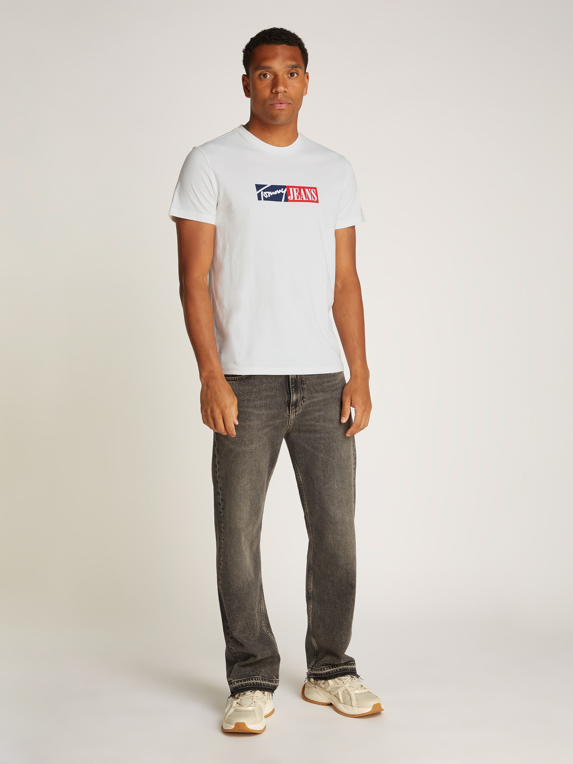 Tommy Jeans Plus Rundhalsshirt »TJM SLIM ENTRY GRAPHIC TEE EXT«, in Großen Größen, mit Logostickerei am Ärmel