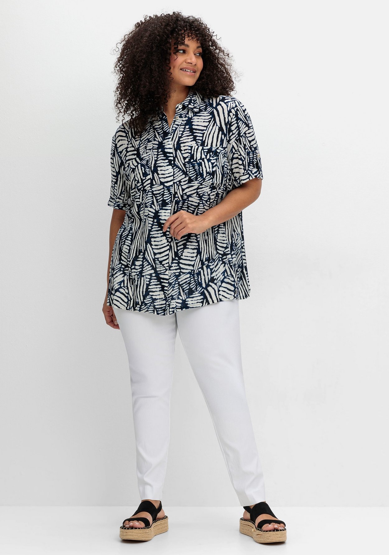 Sheego Kurzarmbluse »Kurzarm-Hemdbluse mit Alloverdruck«