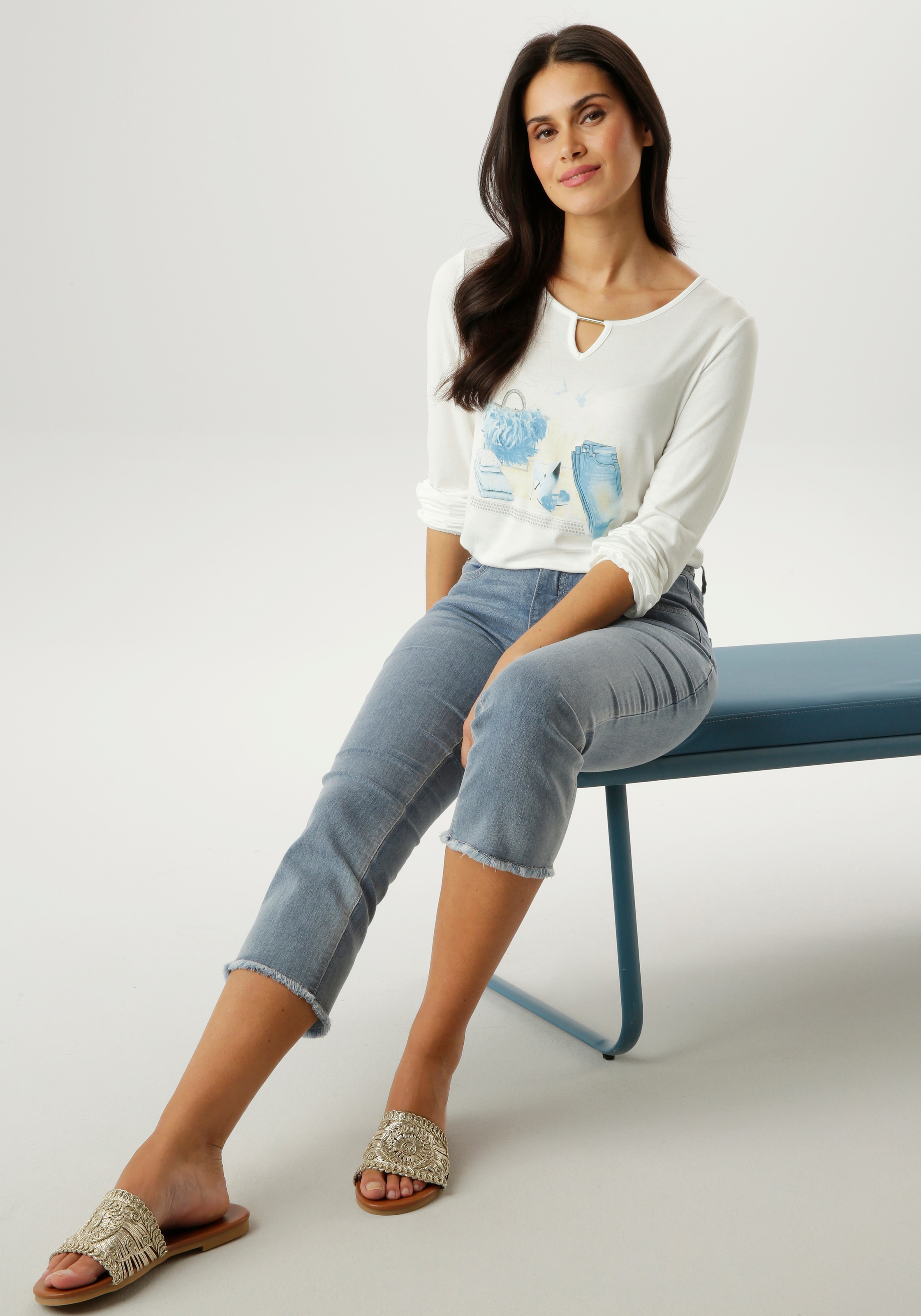 Aniston SELECTED Langarmshirt mit Cut-out und modischen Frontprint mit Glitzer