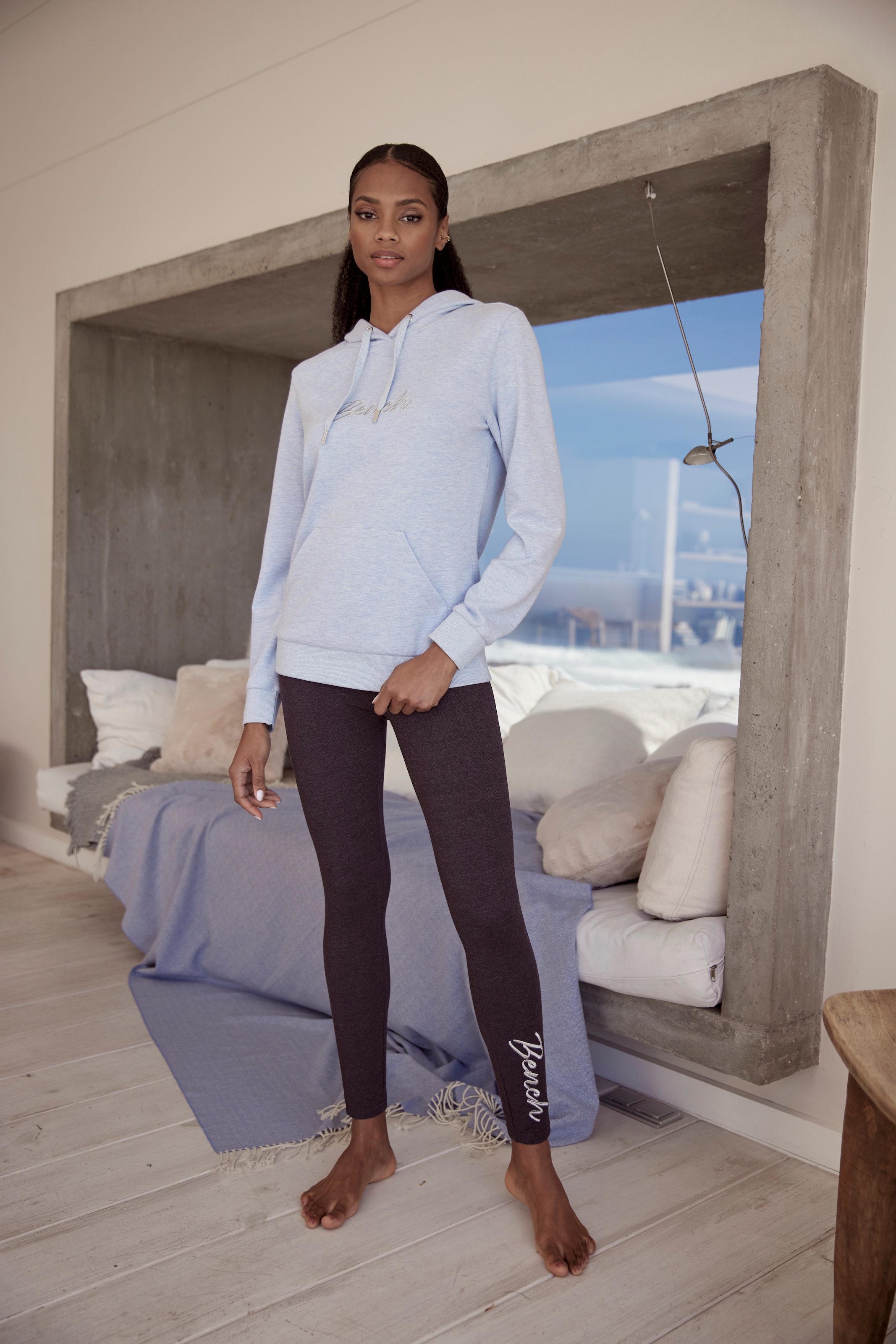 Bench. Loungewear Kapuzensweatshirt, mit glänzender Logostickerei, Loungewear, Loungeanzug