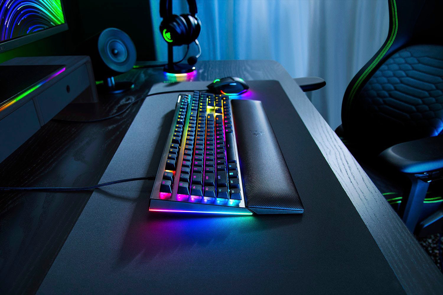 RAZER Tastatur »BlackWidow V4 DE«, (Funktionstasten-Handgelenkauflage-Lautstärkeregler-Makro-Tasten-Multimedia-Tasten-Profil-Speicher-Ziffernblock-USB-Anschluss)