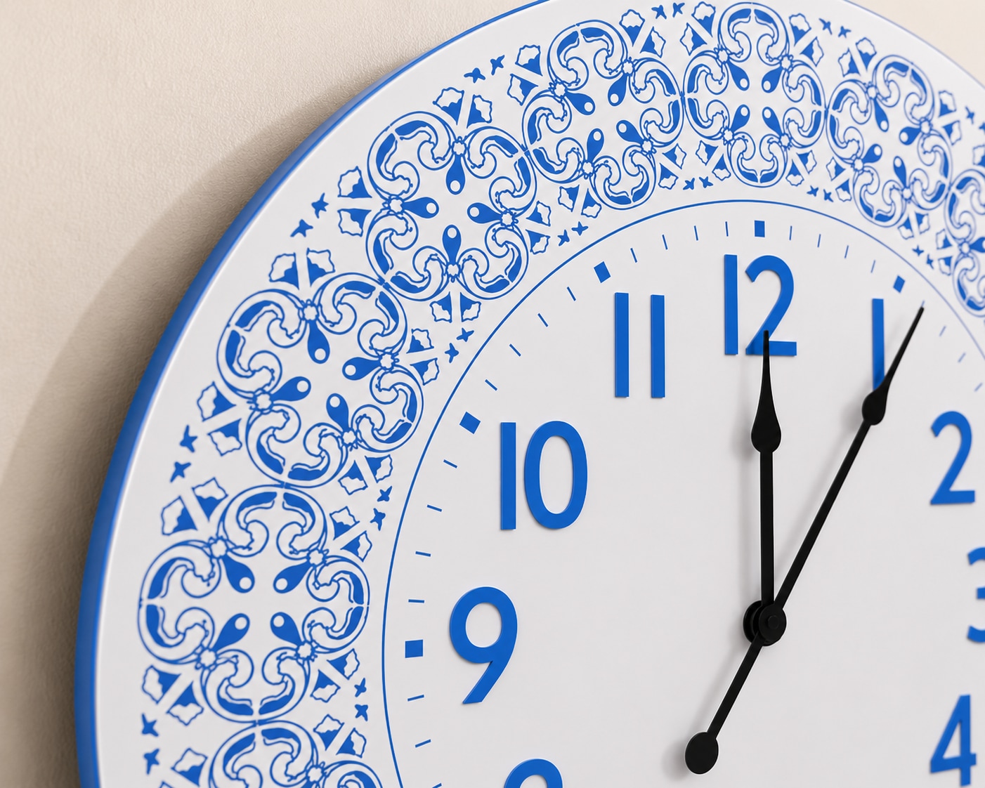 OTTO home Wanduhr »Blue Sky mit detailreichen Ornamenten, 58cm groß« Küchenuhr, Wanduhr