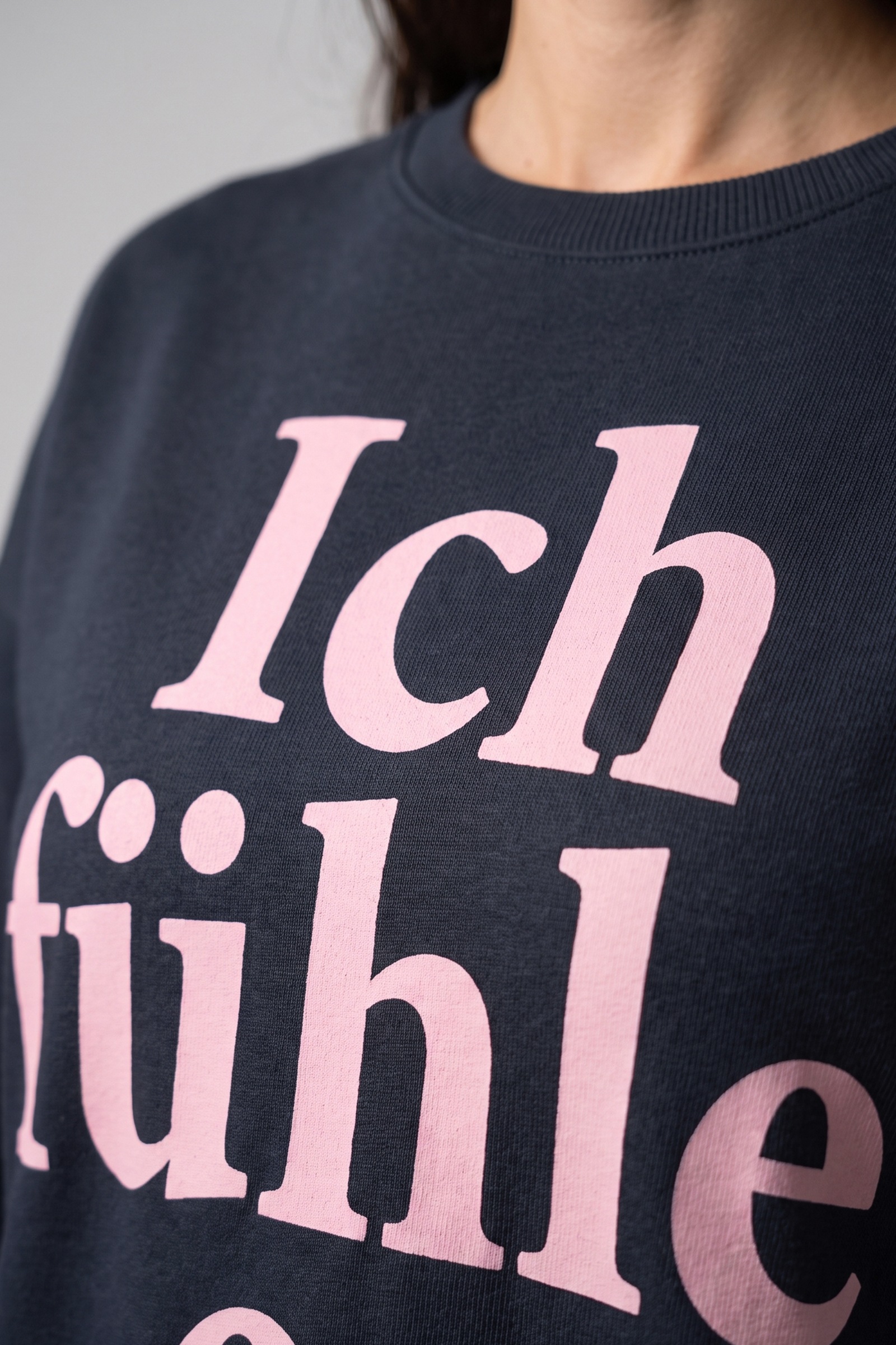 Alife & Kickin Sweatshirt , Dreizeiliger Frontschriftzug, Rippbündchen, Relaxed Fit, hüftlang
