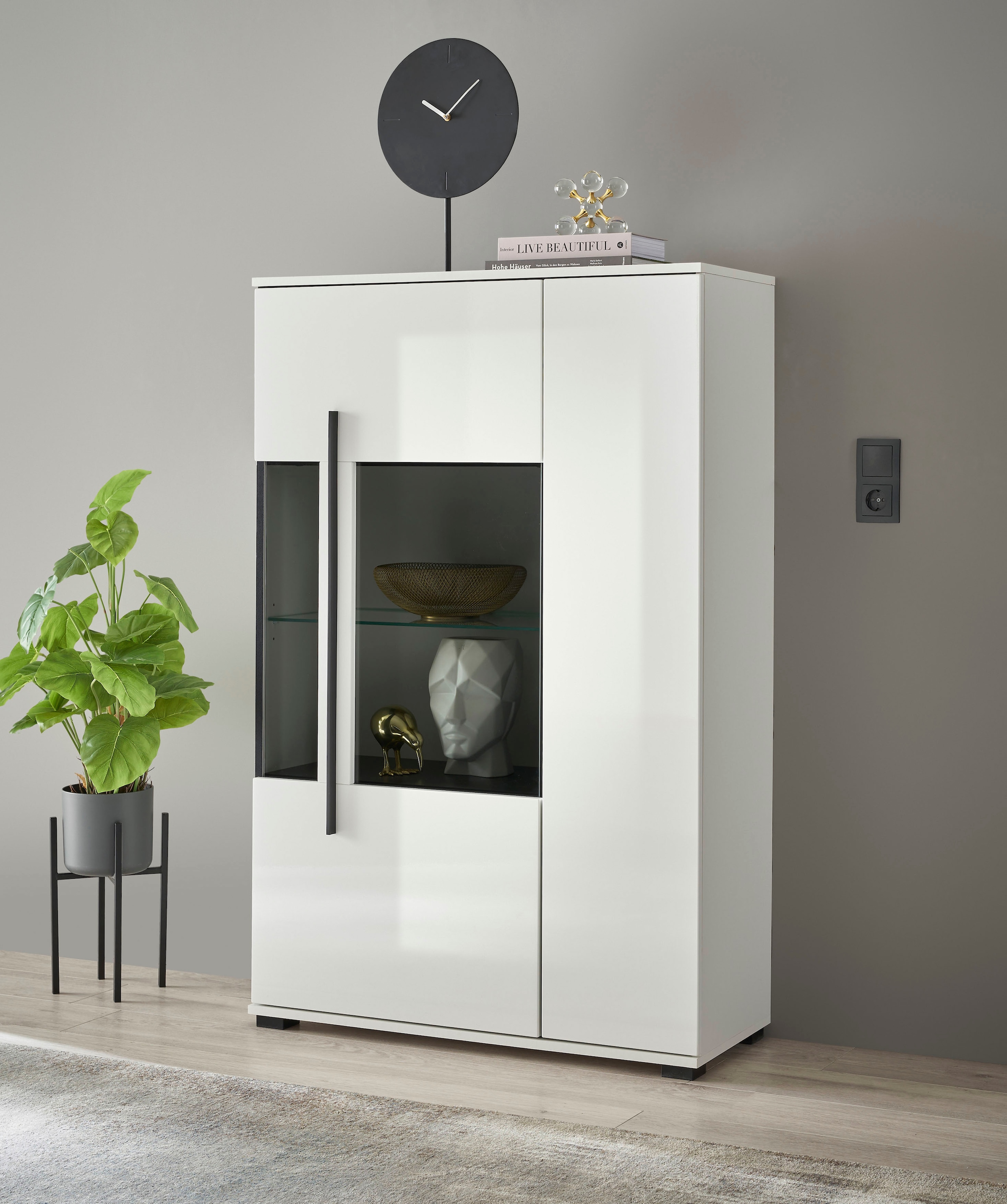 INOSIGN Vitrine »Cantara, Vitrinenschrank in Eiche Evoke oder weiß, Standvitrine«, schwarzer Stangengriff, ausreichend Stauraum, vielseitig einsetzbar