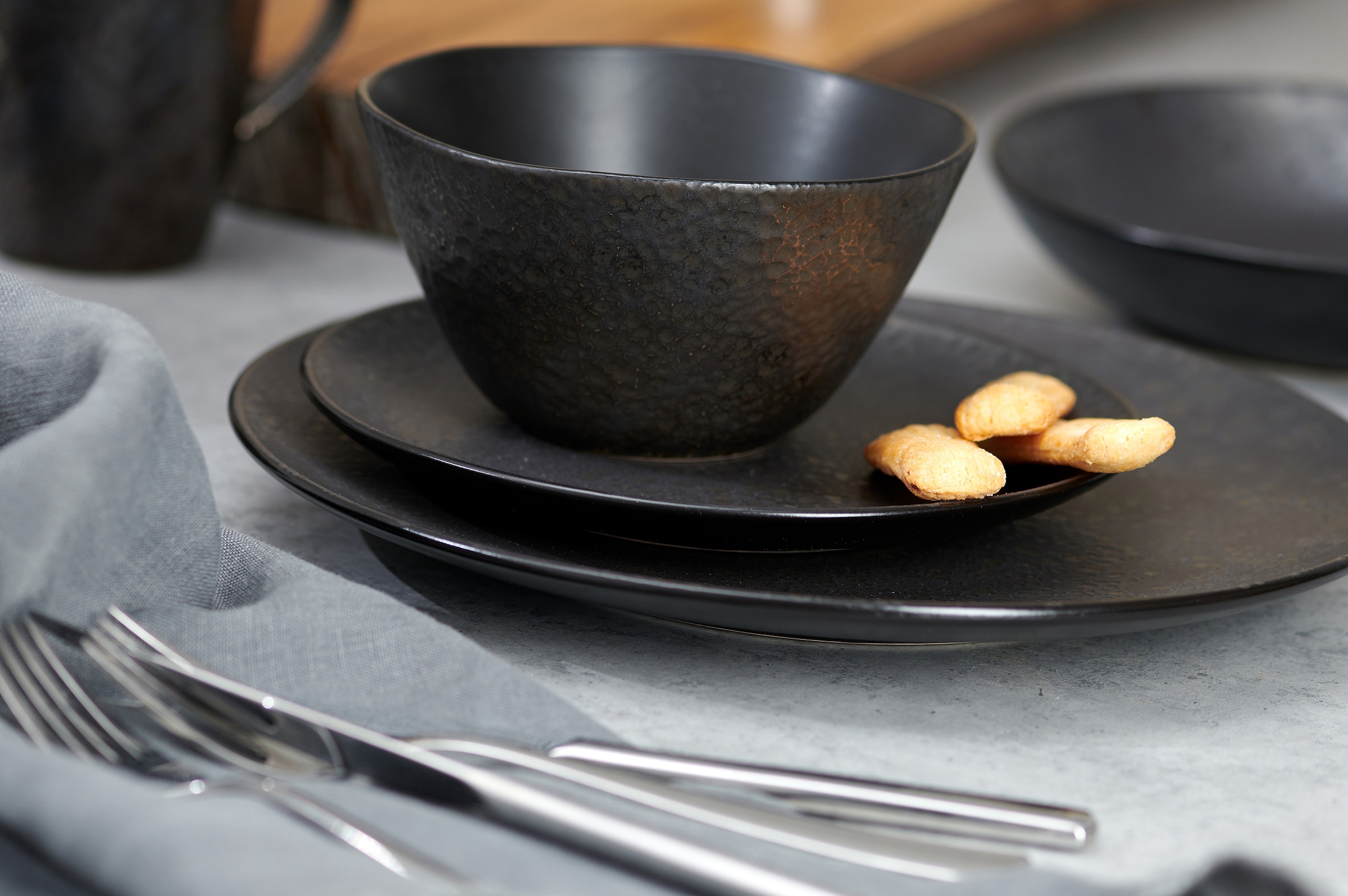 Ritzenhoff & Breker Frühstücks-Geschirrset »Service, Kitwe (Teller, Schale, Kaffeebecher)«, (Set, 12 tlg.), seidenmatter Schwarzton mit Kupferstich, 12 Teile, für 4 Personen