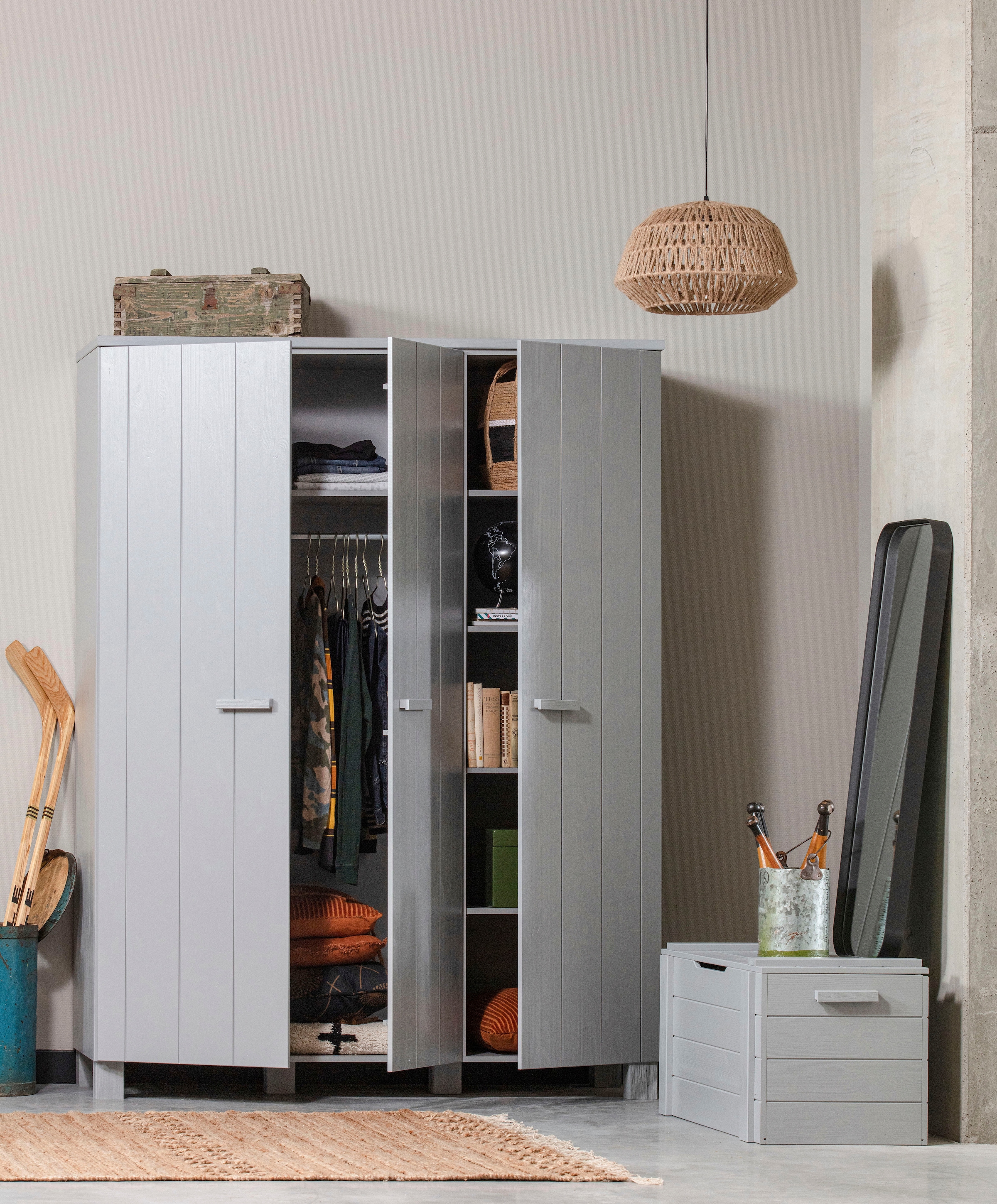 WOOOD Kleiderschrank »Dennis mit gebürsteter Oberfläche (3-türig)« FSC® Massivkiefer, gebürstet, Hang- und Legbereich