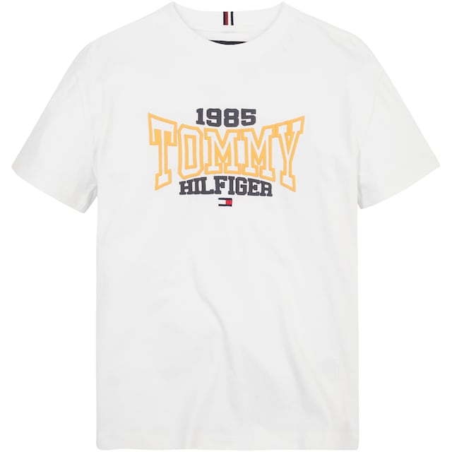 bei Tommy Hilfgier Hilfiger T-Shirt »TOMMY TEE 1985 Print Varsity mit 1985 S/S«, modischem Tommy VARSITY