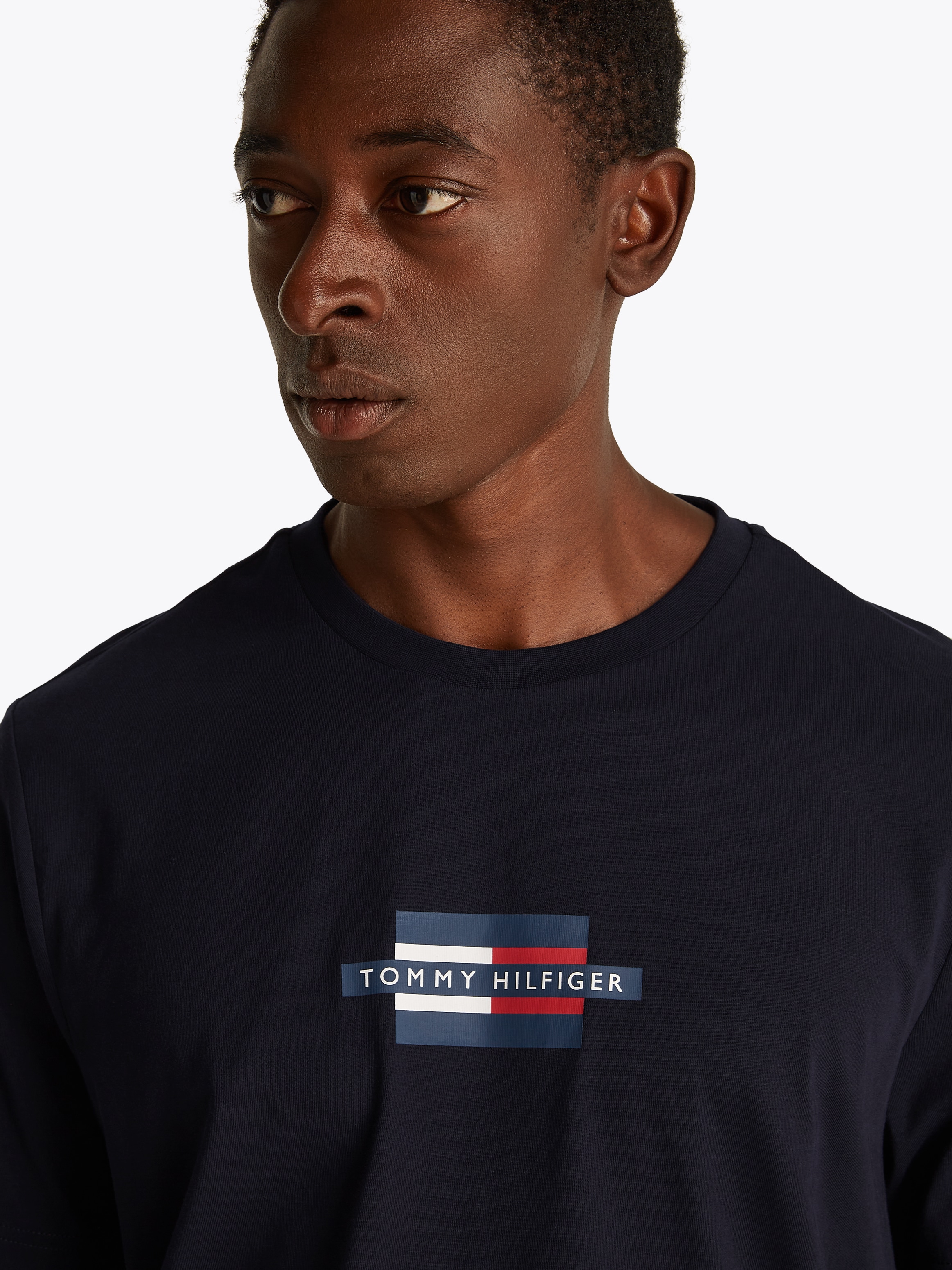 Tommy Hilfiger Kurzarmshirt »FLAG BOX TEE«, Mit Rundhalsausschnitt