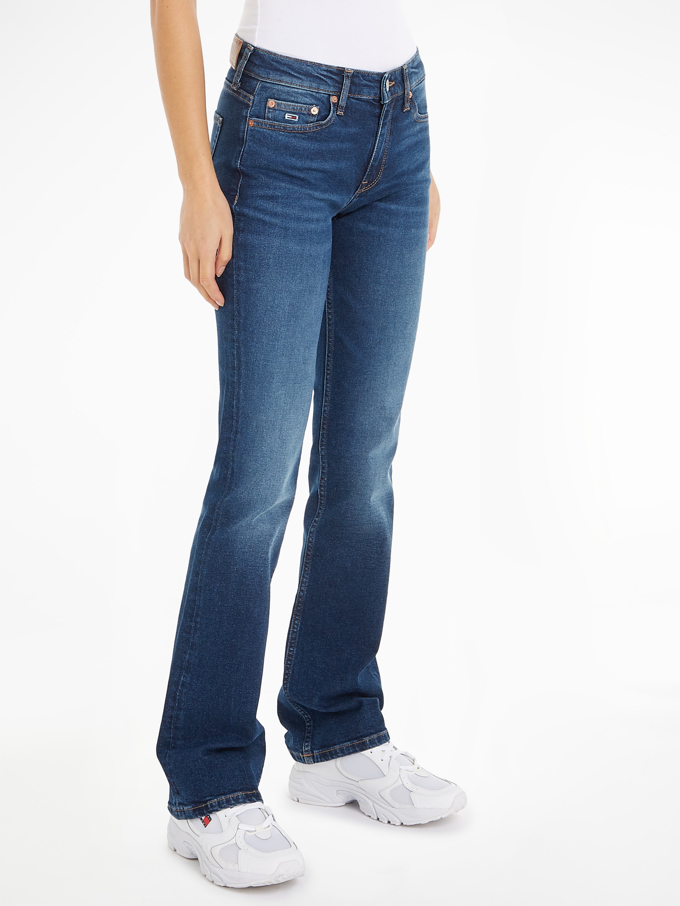 Tommy Jeans Bootcut-Jeans »MADDIE MD BC DH5161«, mit Logo-Badge und Stickereien