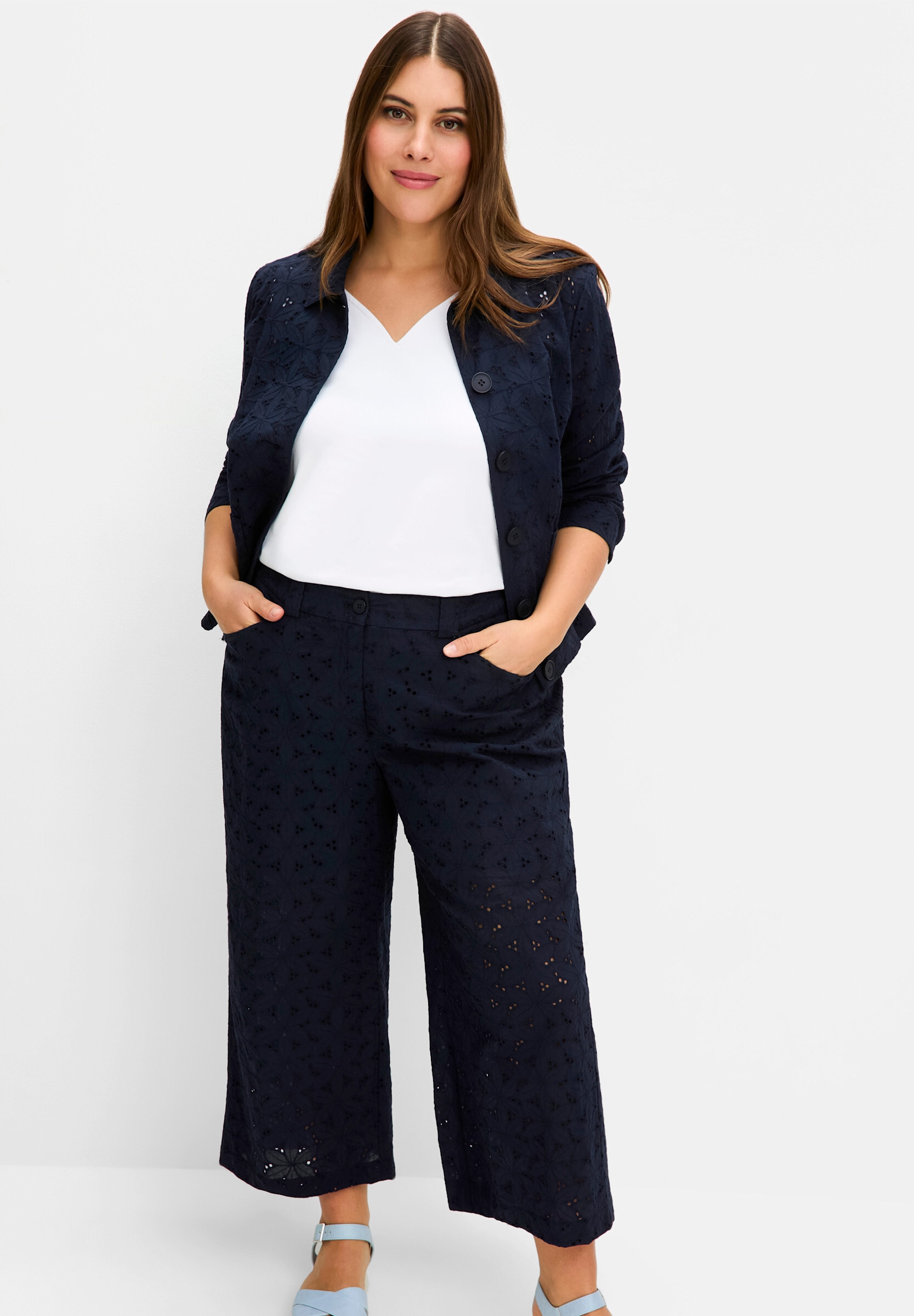Sheego Culotte »7/8-Hose Culotte mit Lochstickerei«  aus Lochspitze, mit Teilgummibund