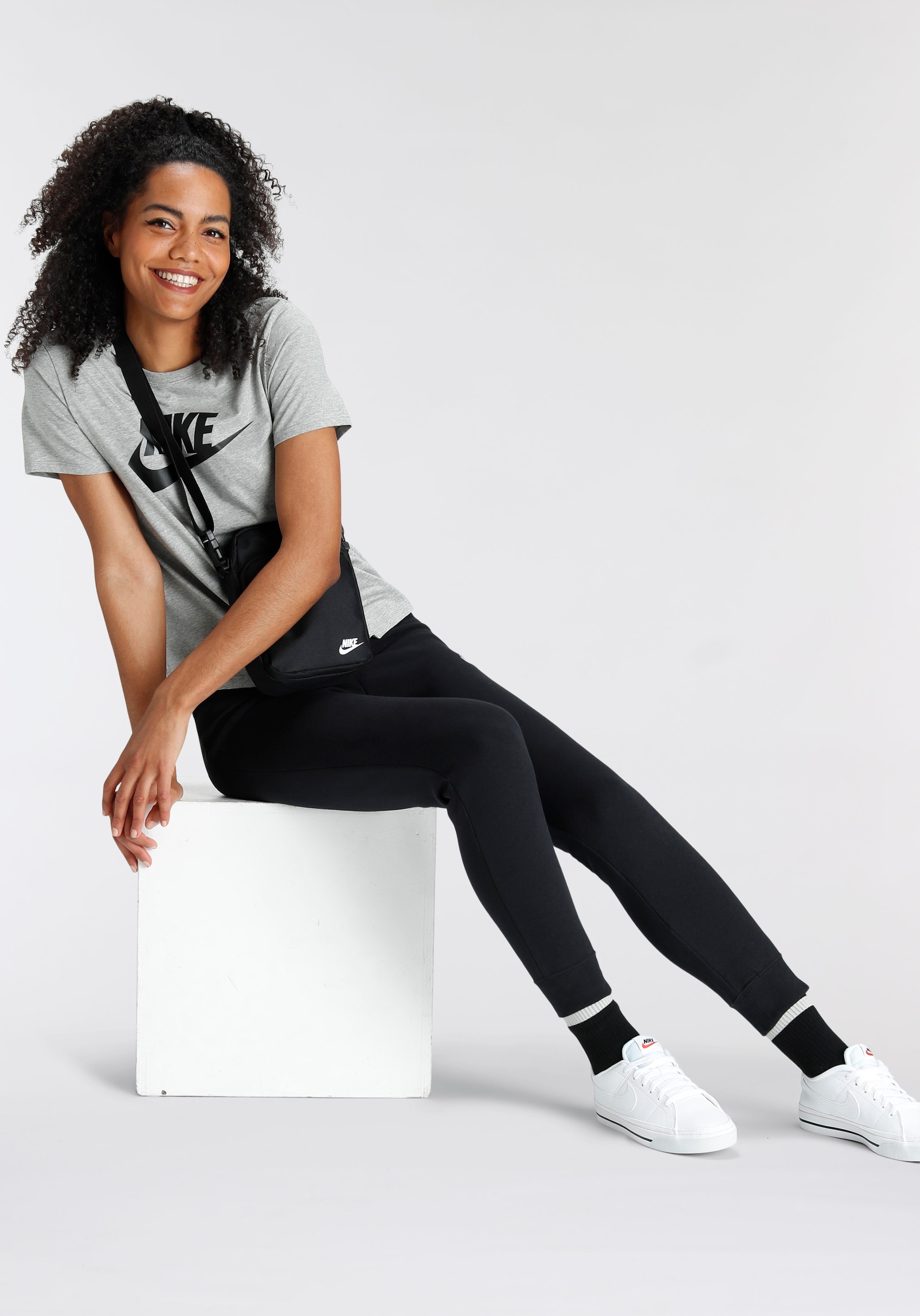 Nike Sportswear T-Shirt »ESSENTIALS WOMEN'S LOGO T-SHIRT«, Basic Damen T-Shirt mit Logo