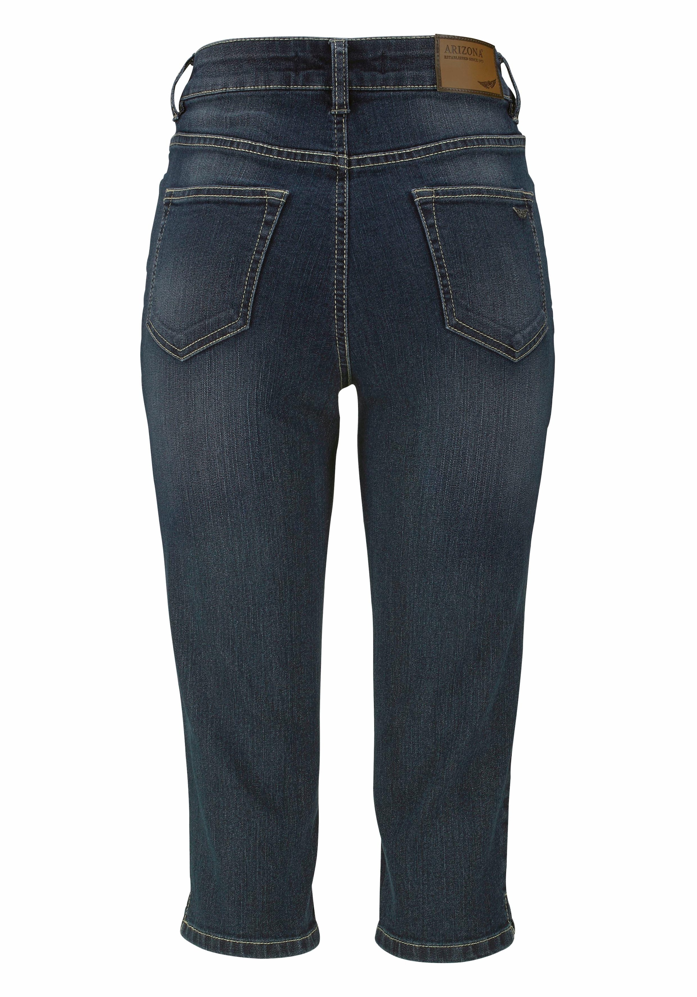 Arizona Caprijeans »mit Schlitz am Saum«, schmale Passform, mit stylischen Nieten, hohe Taille