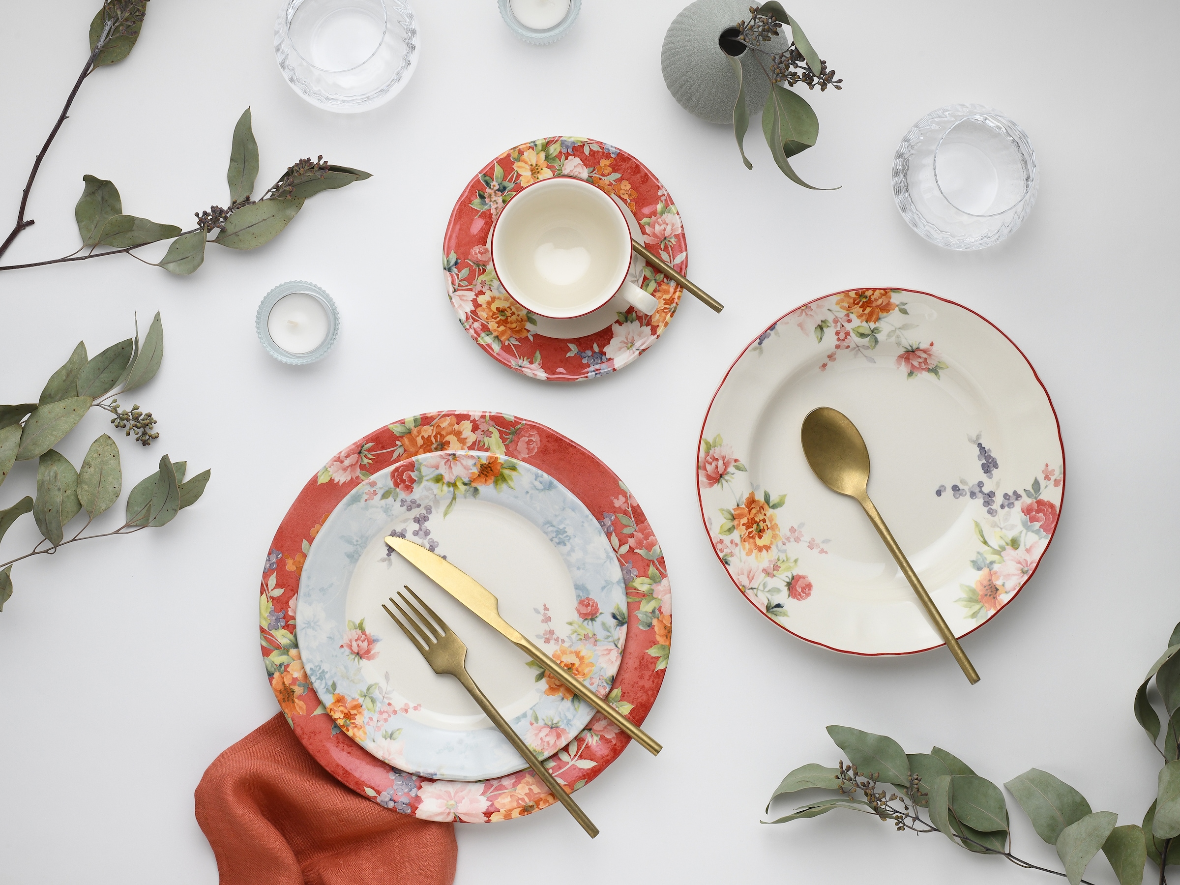CreaTable Kombiservice »Geschirr-Set Crimson«, (Set, 16 tlg., Kaffeeservice und Tafelservice im Set, für 4 Personen), Service, abwechslungsreiches Rosendekor, 16 Teile, für 4 Personen