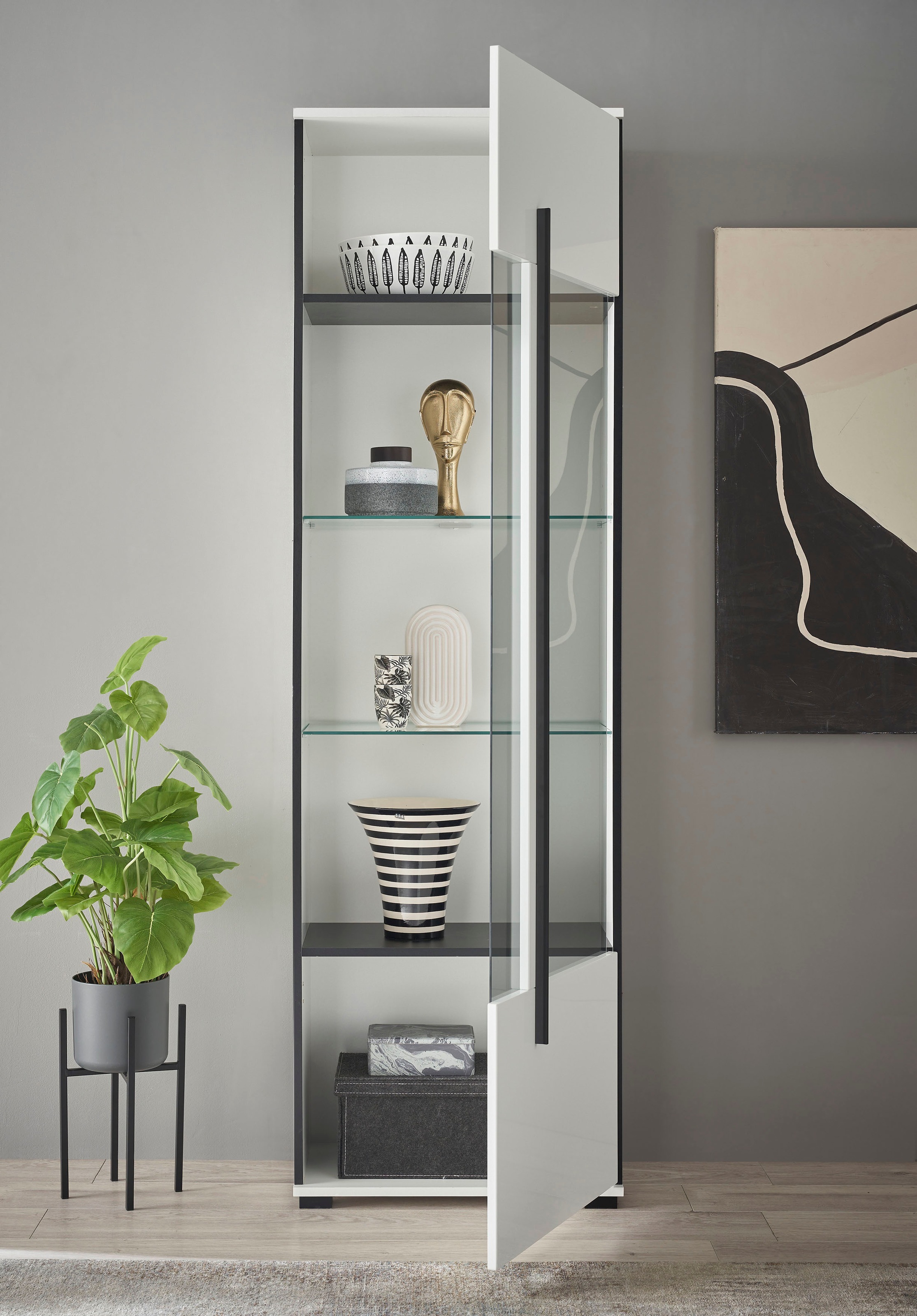 INOSIGN Vitrine »Cantara, Vitrinenschrank in Eiche Evoke oder weiß, Standvitrine«, schwarzer Stangengriff, ausreichend Stauraum, vielseitig einsetzbar