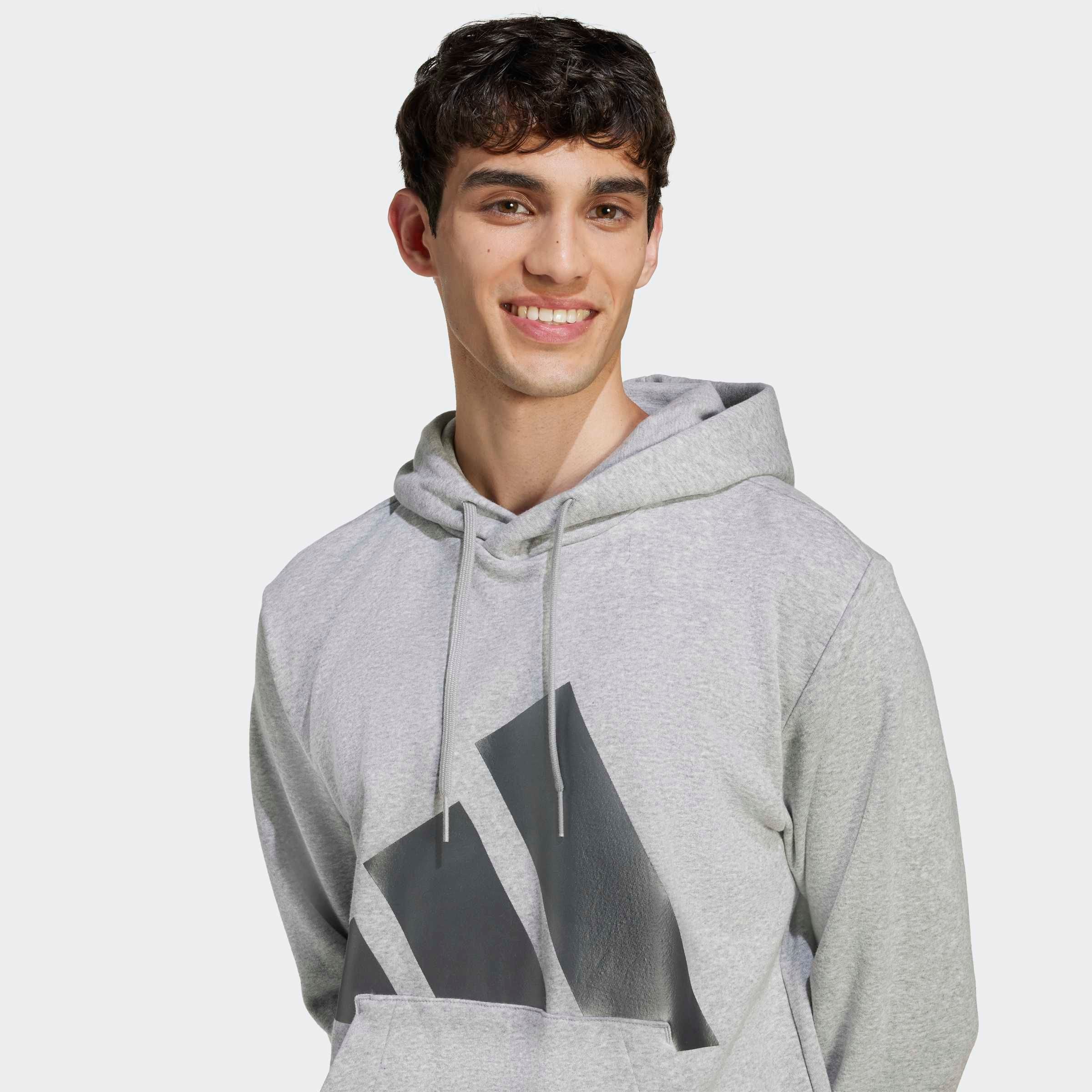 adidas Sportswear Kapuzensweatshirt »HOLIDAY 3S HOODIE«, mit großem BOS Branding, festliches Design, mit Rundhalsausschnitt
