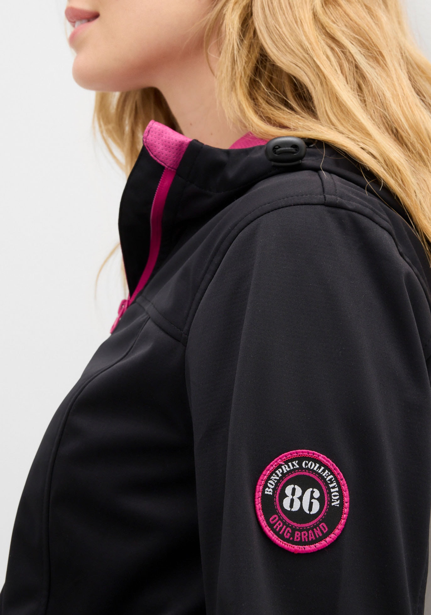 bonprix Softshelljacke mit Kapuze leichtes Material, mit 2-Wege-Reißverschluss, mit Daumenlöchern