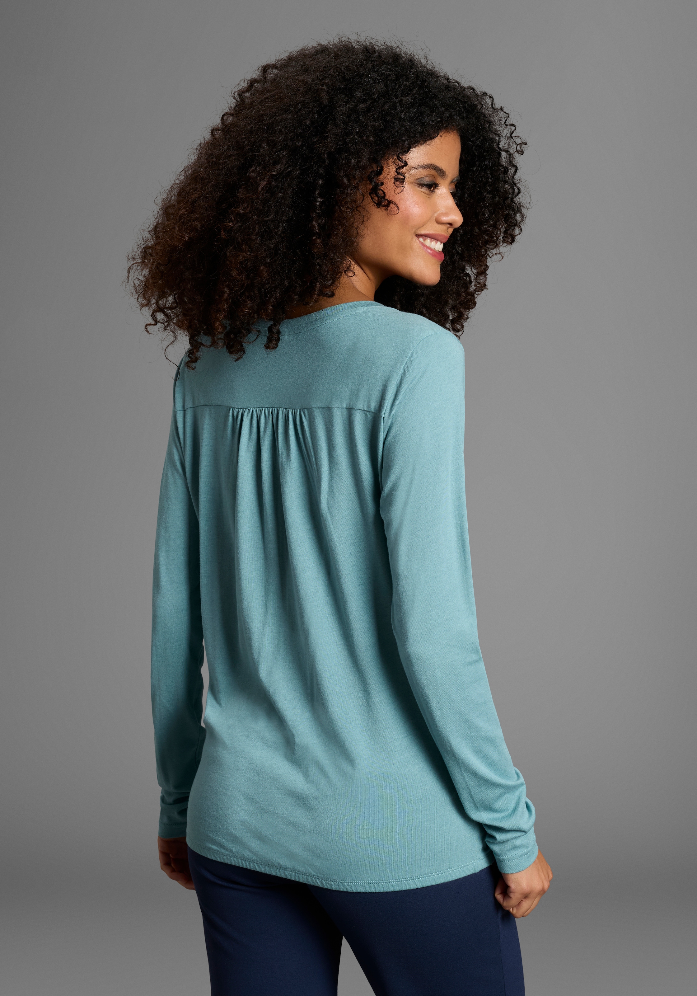 KangaROOS Langarmshirt , mit Knopfleiste und süßen Details
