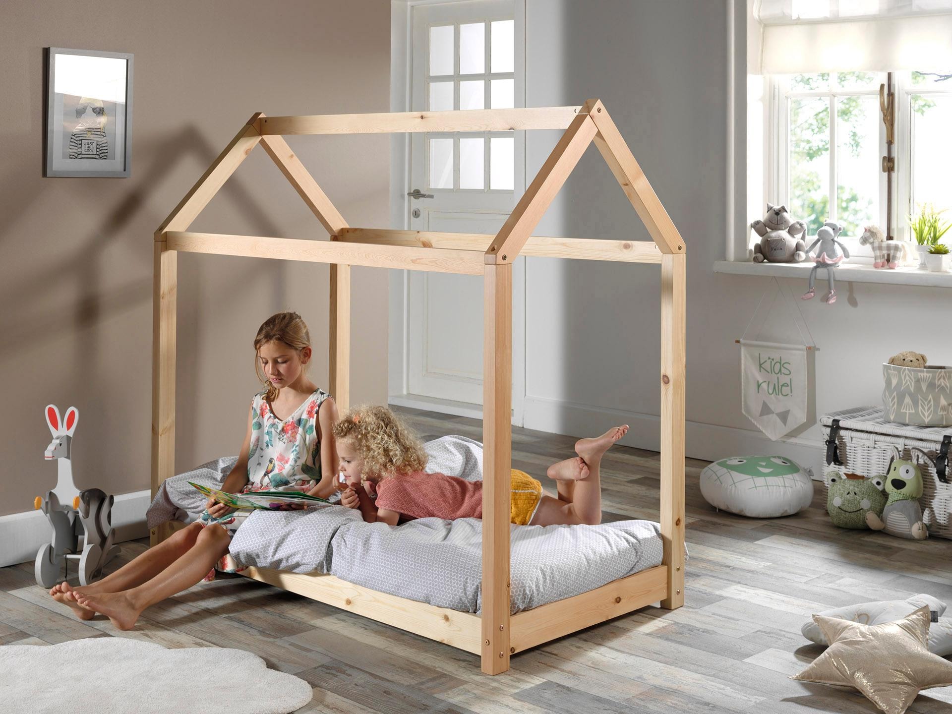 Vipack Kinderbett »Cabane, Kiefer massiv, Made in Europe, inklusive Rolllattenrost«, (wahlweise in 2 Farben und 2 Größen erhältlich), Bodenfreiheit ca. 2,5 cm zur besseren Belüftung, stabil gebaut