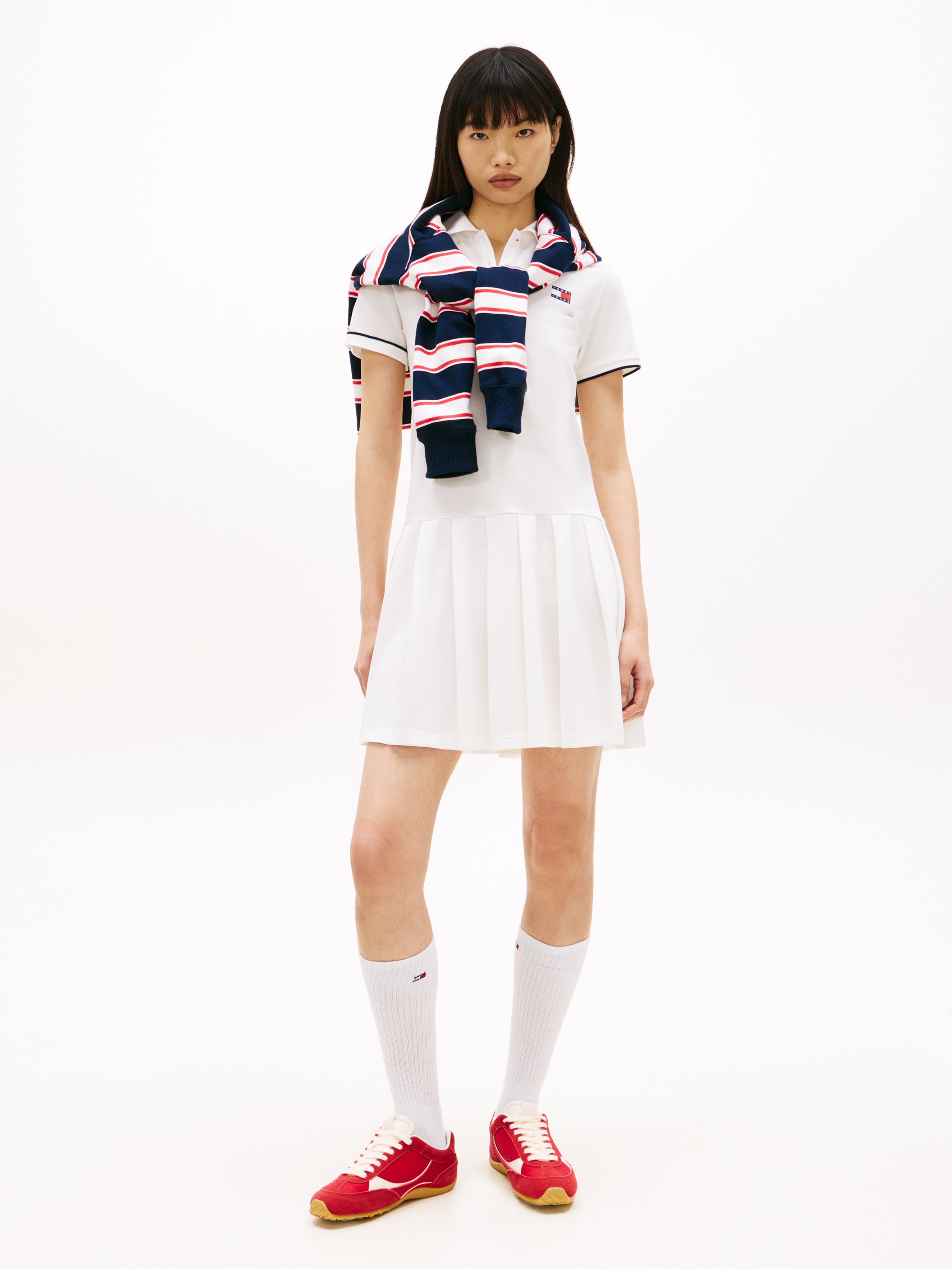 Tommy Jeans Polokleid »TJW BADGE PLEAT PIQUE DRESS EXT« mit Kontrastdetails, entspannte Passform