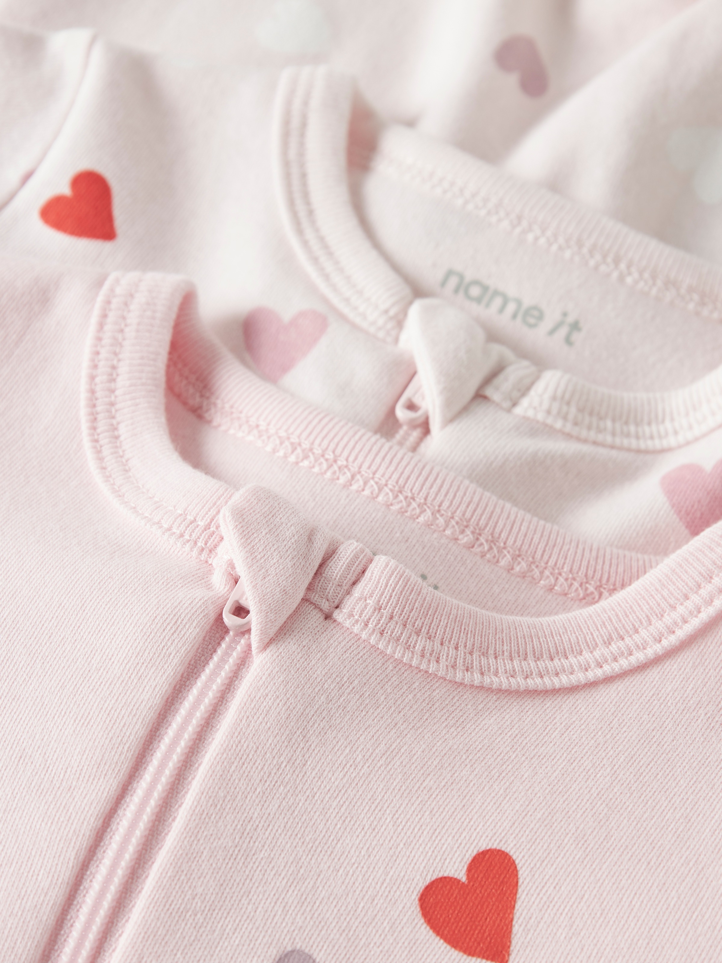 Name It Schlafanzug »NBFNIGHTSUIT 2P ZIP FF CAR. HEART NOOS« Packung, 2 tlg.