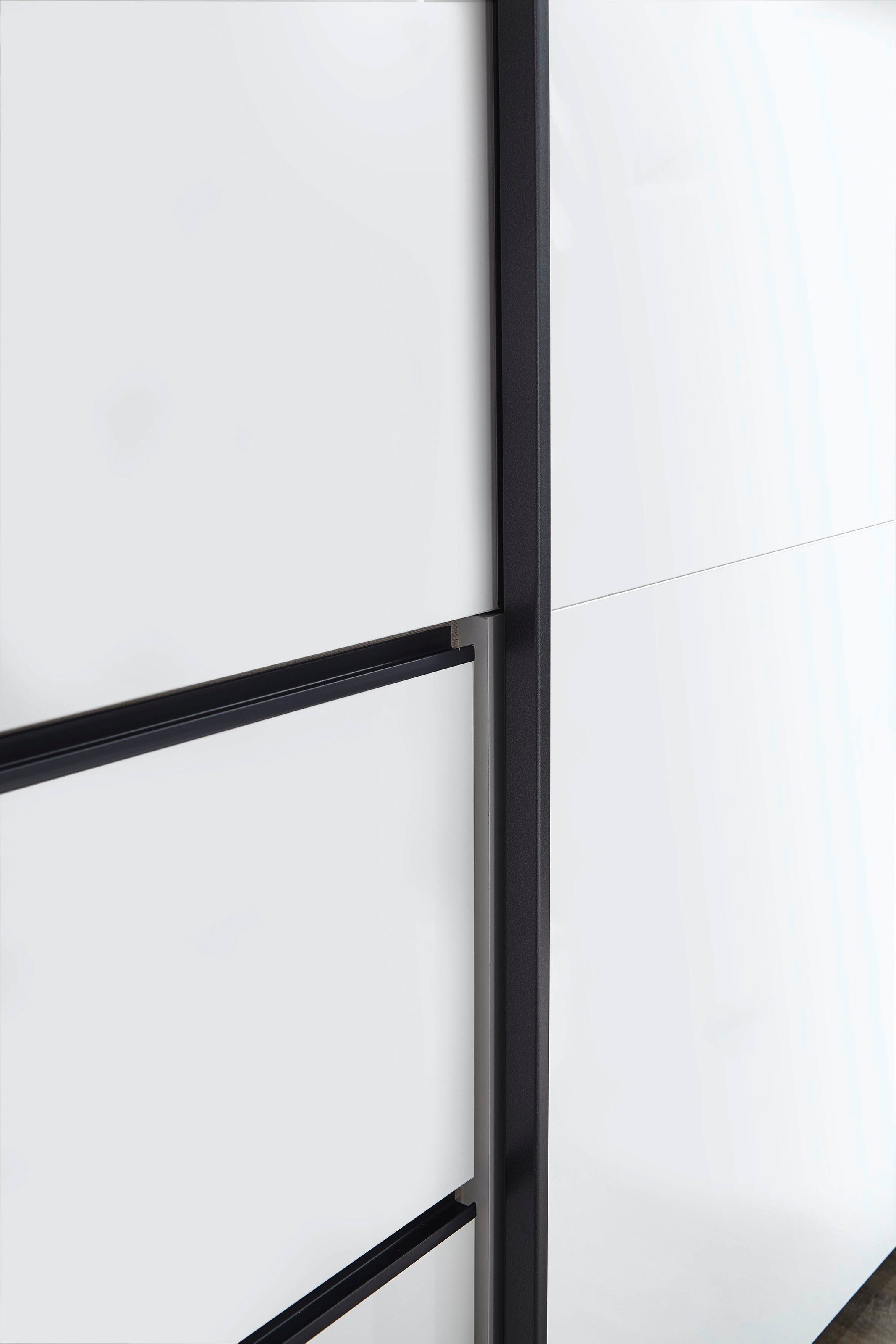 rauch Schwebetürenschrank »Kleiderschrank Schrank Garderobe Wäscheschrank SEVILLA«, (in 3 verschiedenen Ausstattungen BASIC/CLASSIC/PREMIUM), Metall-Griffleisten alufarben oder Graumetallic MADE IN GERMANY