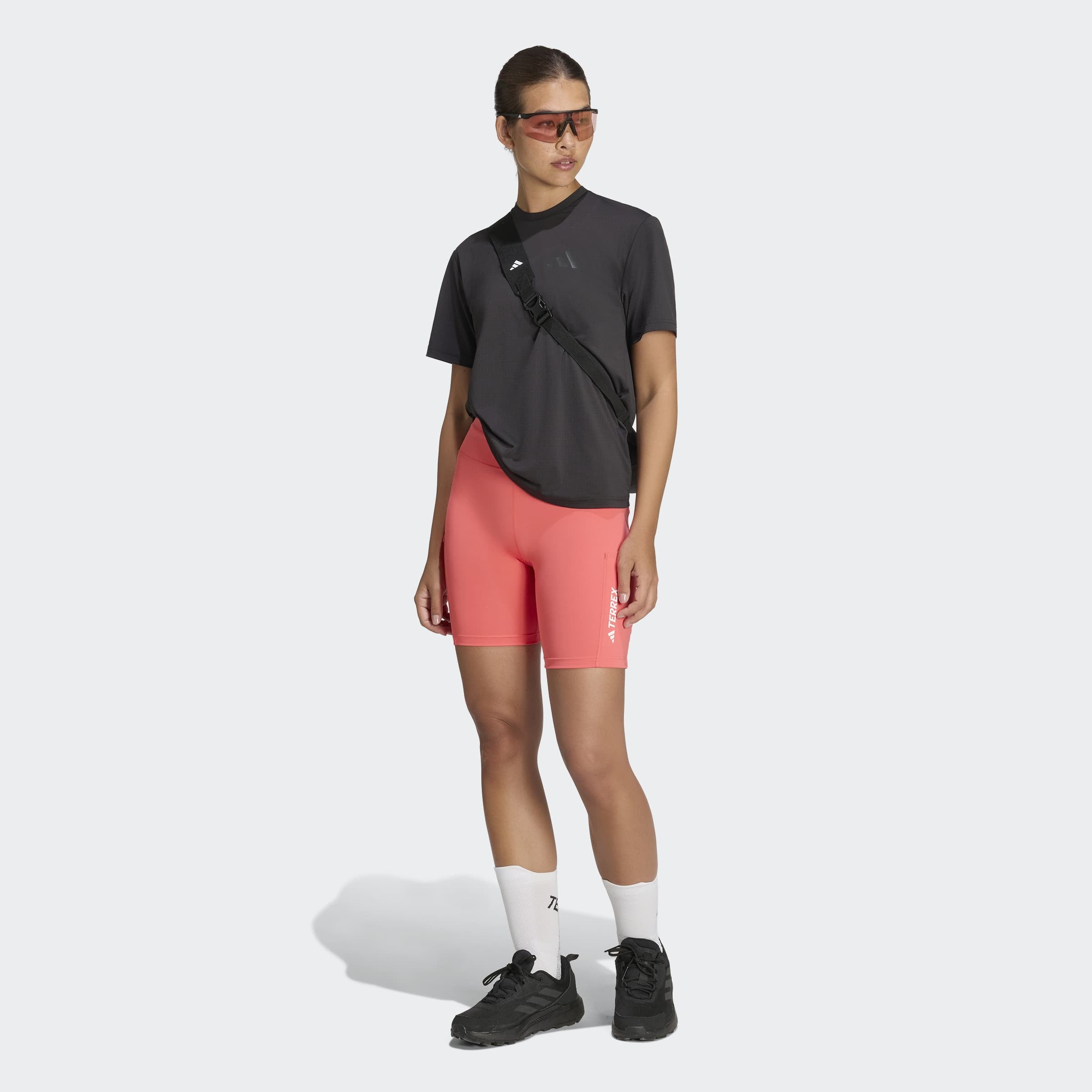 adidas TERREX Funktionsshirt »W MT LOG TECH T« für Sportmode und Outdoormode, mit Rundhalsausschnitt, Kurzarm