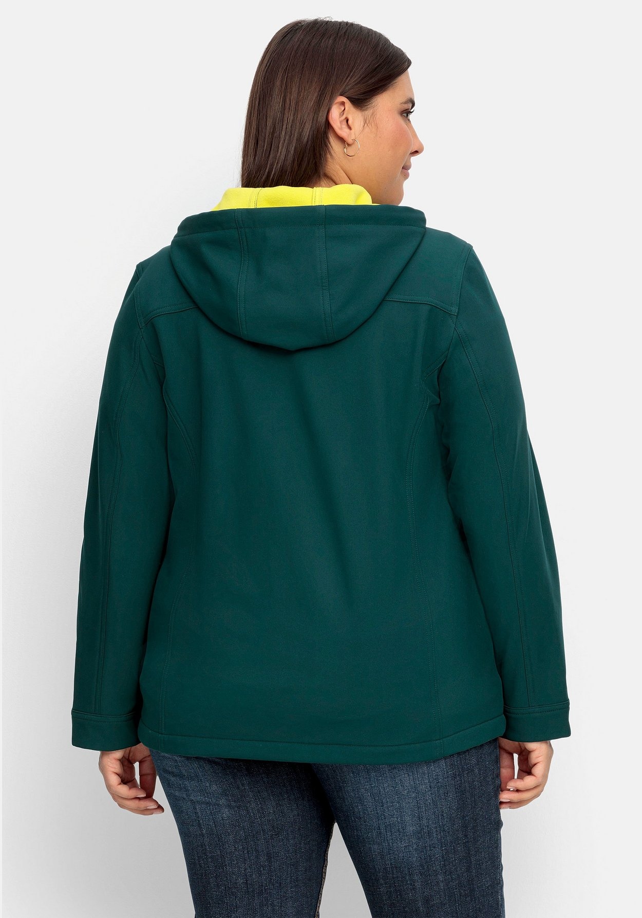 Sheego Softshelljacke »Softshell-Jacke mit Fleece-Innenseite, winddichte Qualität«, mit Kapuze, mit Fleece-Innenseite, winddichte Qualität