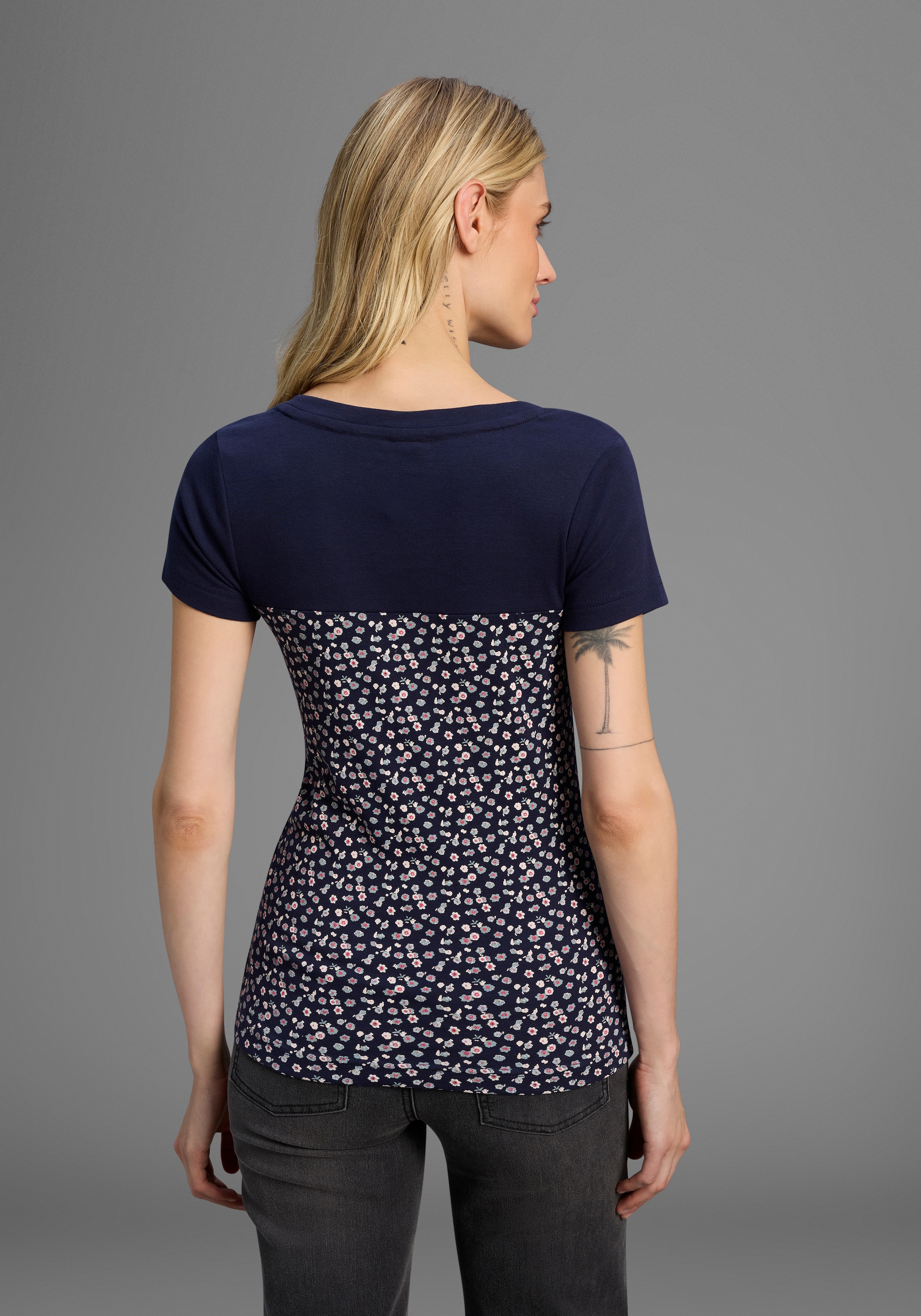 KangaROOS T-Shirt Kurzarm,  sehr figurbetonte Passform,  aus Baumwolle