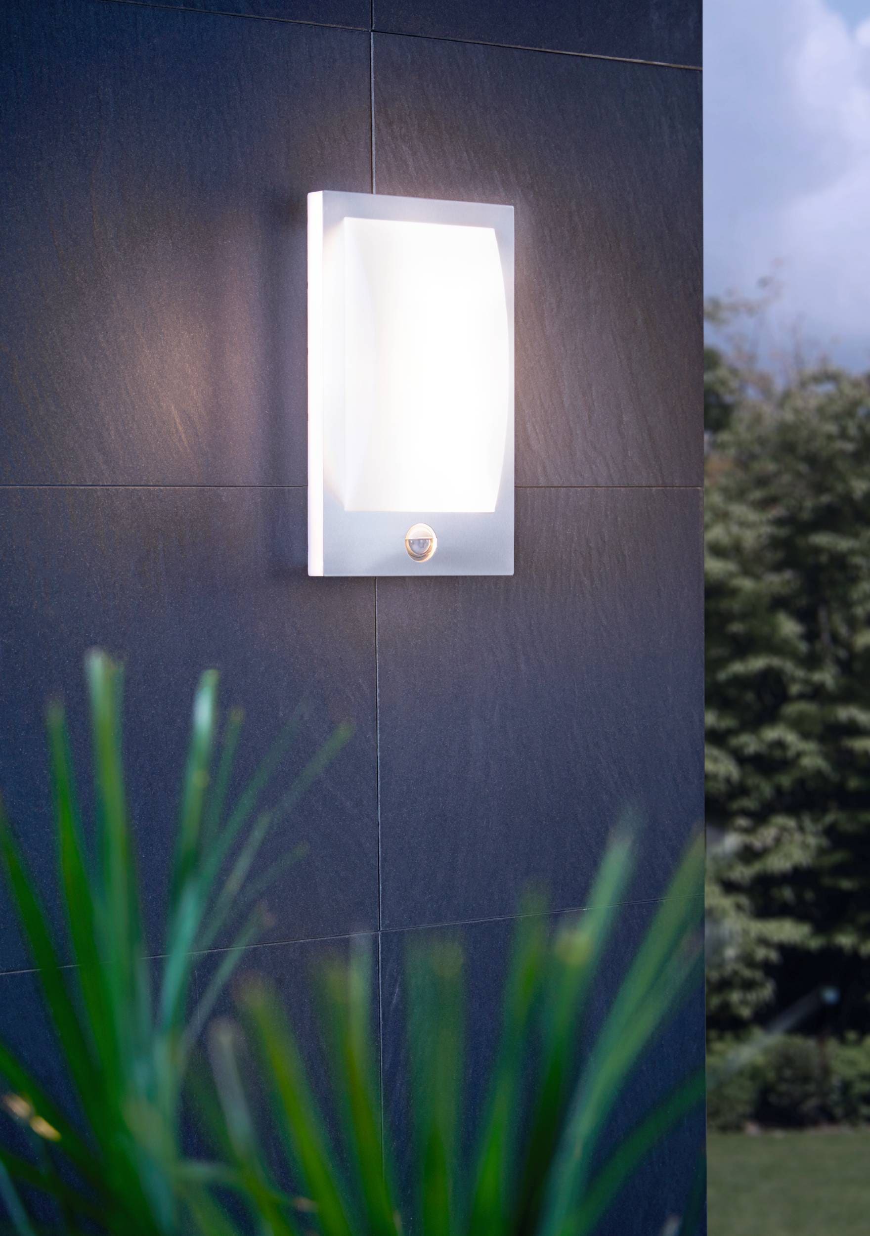 EGLO Wandleuchte »Verres Außen-Wandlampe, Außenleuchte, silber, weiß, IP44, Außenlampe« E27 1 Stk. Wand-/Deckenleuchte - L18 x H29 x AL9 cm - edelstahl, weiß