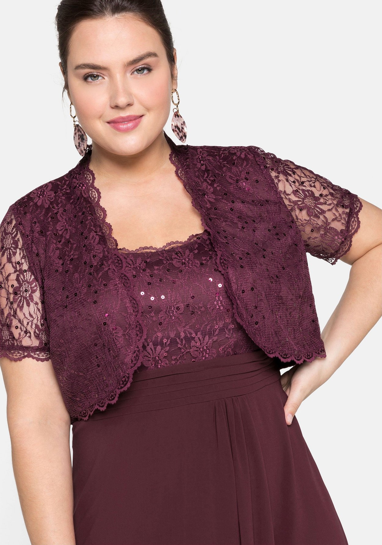 Sheego Bolero »Spitzenbolero Mit farblich passenden Pailletten besetzt«, Mit farblich passenden Pailletten besetzt