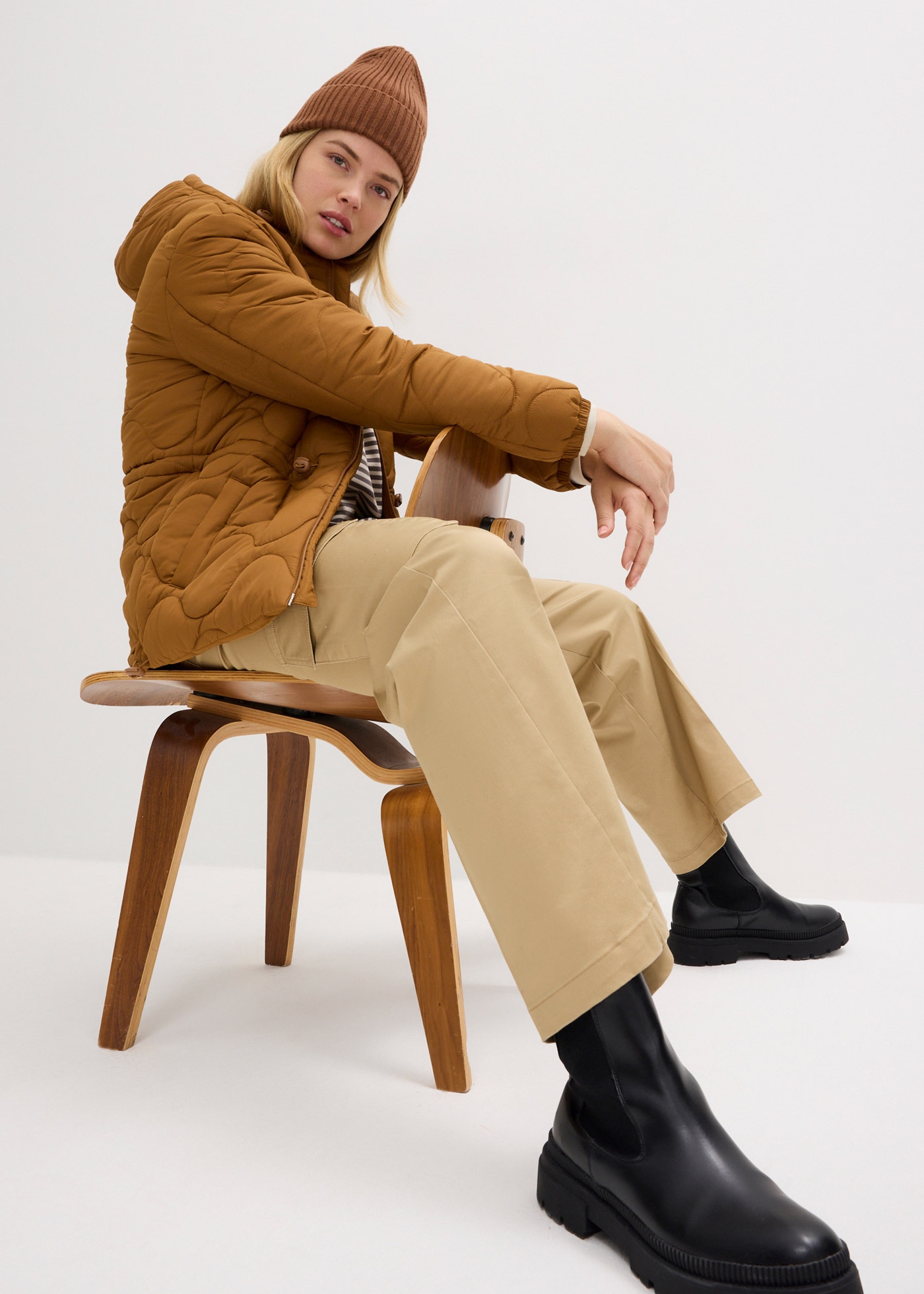 bonprix Steppjacke »Steppjacke« Casual Stil, leichtes Material aus Polyester, elastische Einsätze