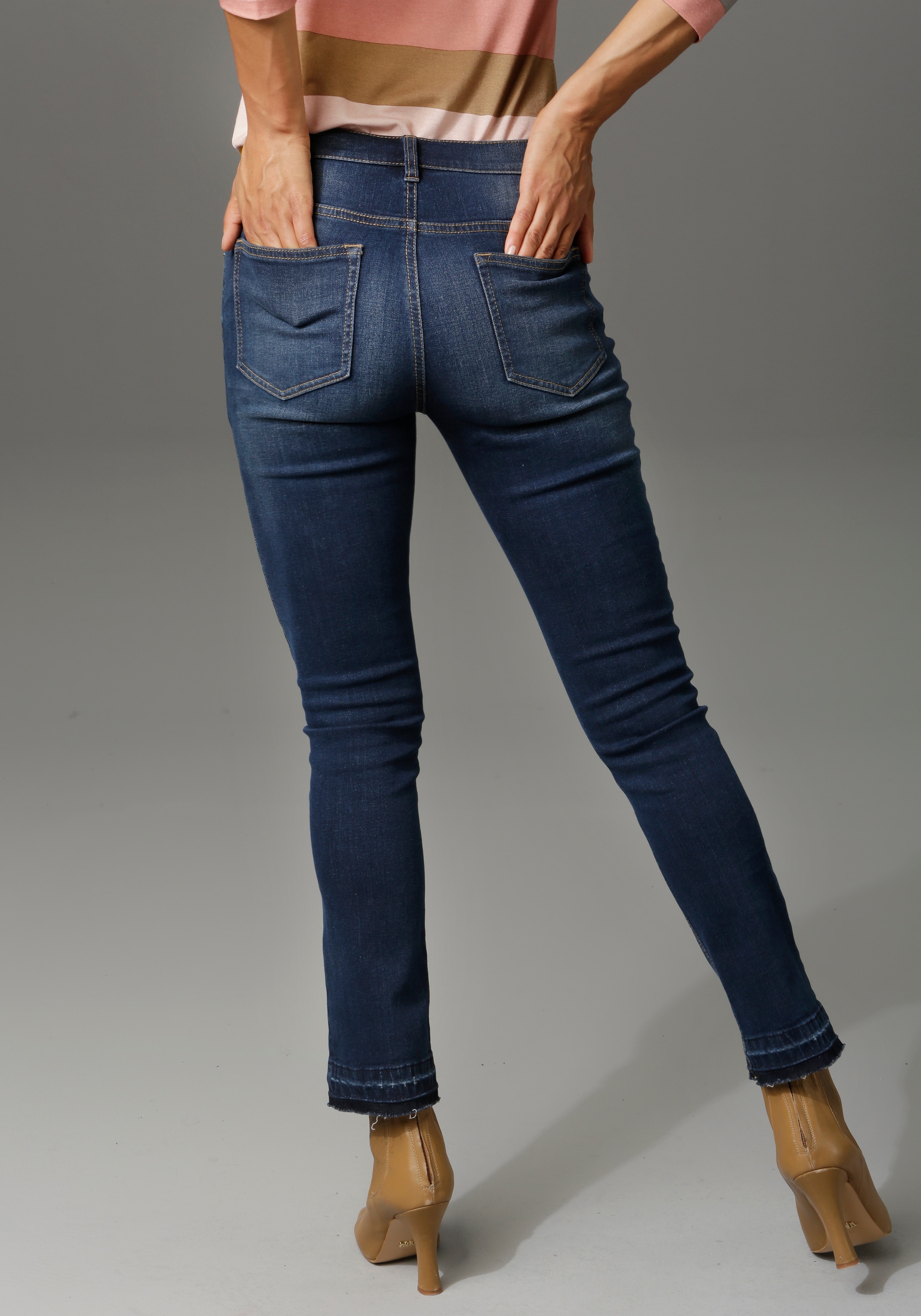 CASUAL ausgefranstem Waschung Bootcut-Jeans, bei Beinabschluss ♕ leicht trendiger Aniston am mit