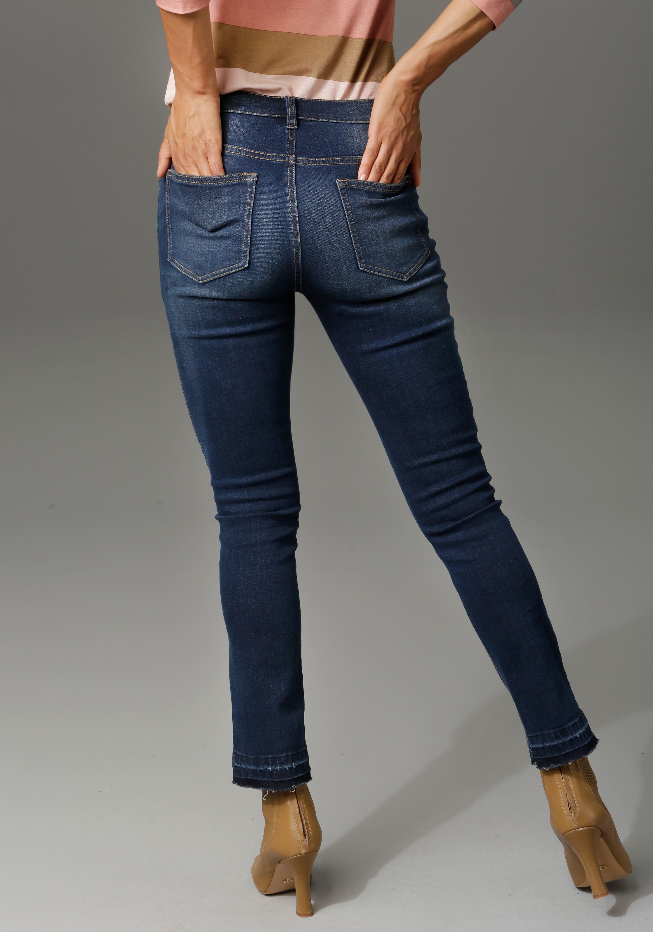 Waschung bei leicht mit ausgefranstem Bootcut-Jeans, Aniston am ♕ Beinabschluss CASUAL trendiger