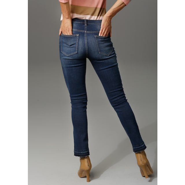 Aniston CASUAL Bootcut-Jeans, mit trendiger Waschung am leicht  ausgefranstem Beinabschluss bei ♕