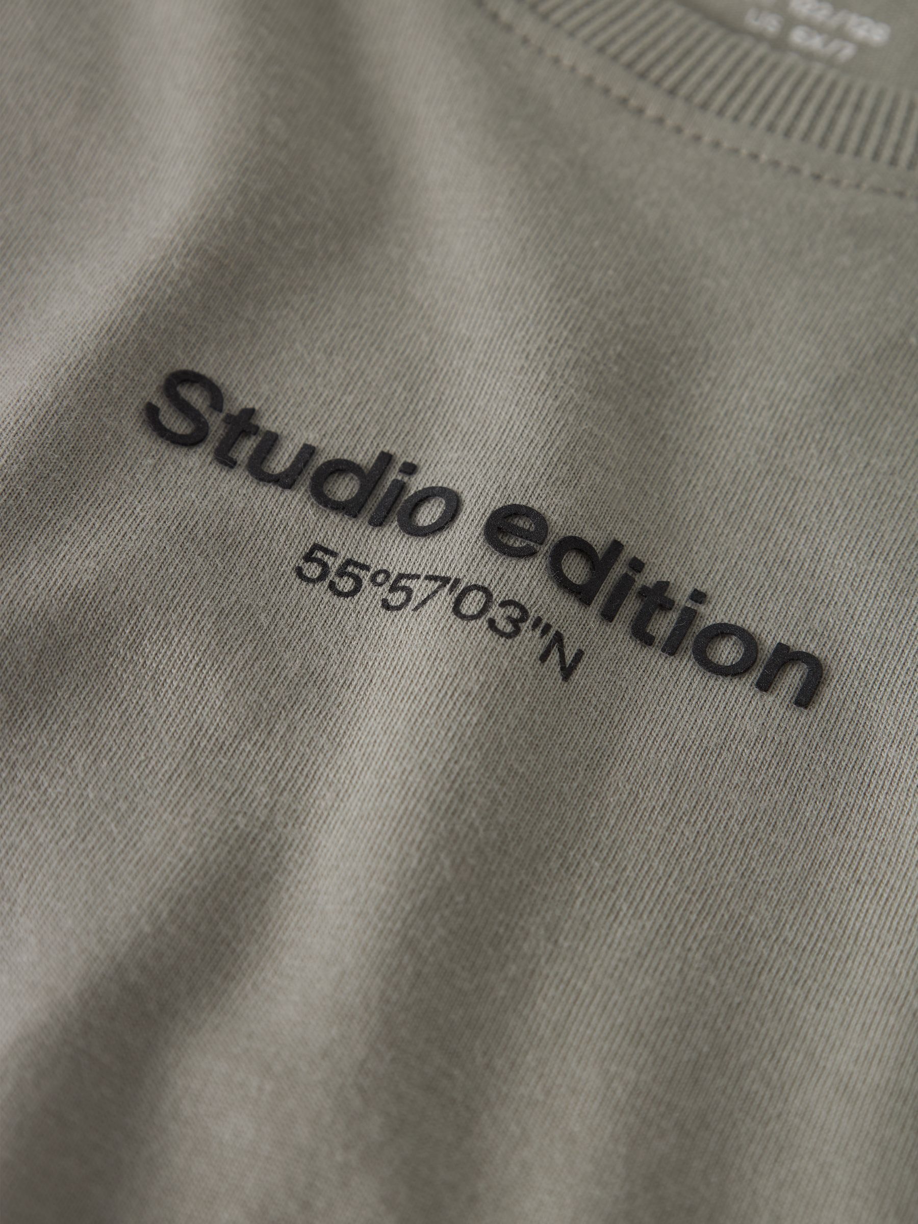 Name It T-Shirt »NKMBRODY SS NREG TOP NOOS« mit dezentem 3D-Frontmotiv