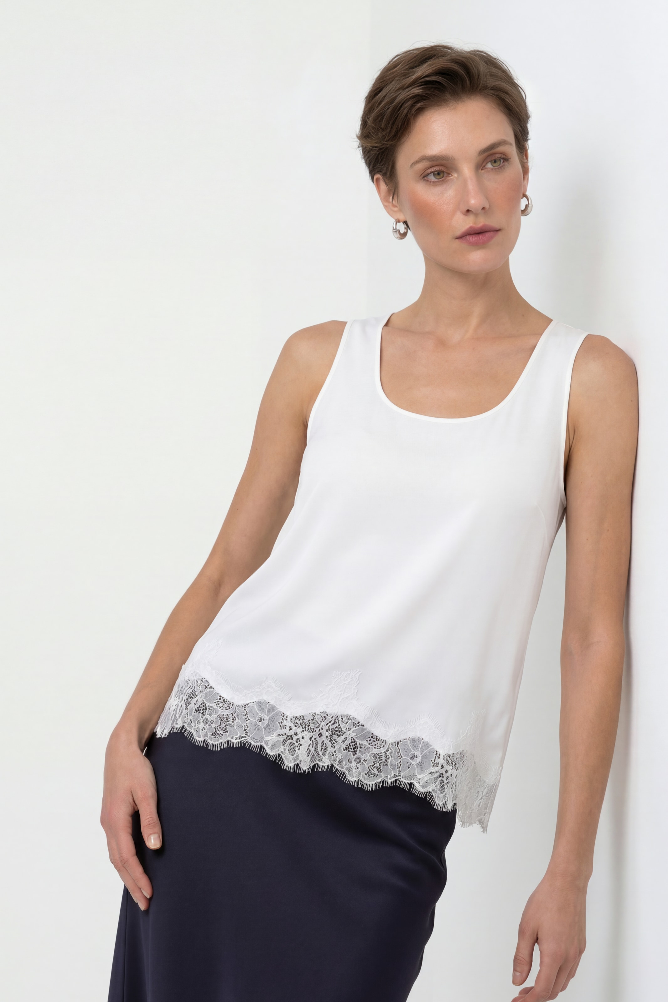 RICHROYAL Shirttop mit Spitzenbesatz am Saum, edle Satin-Optik