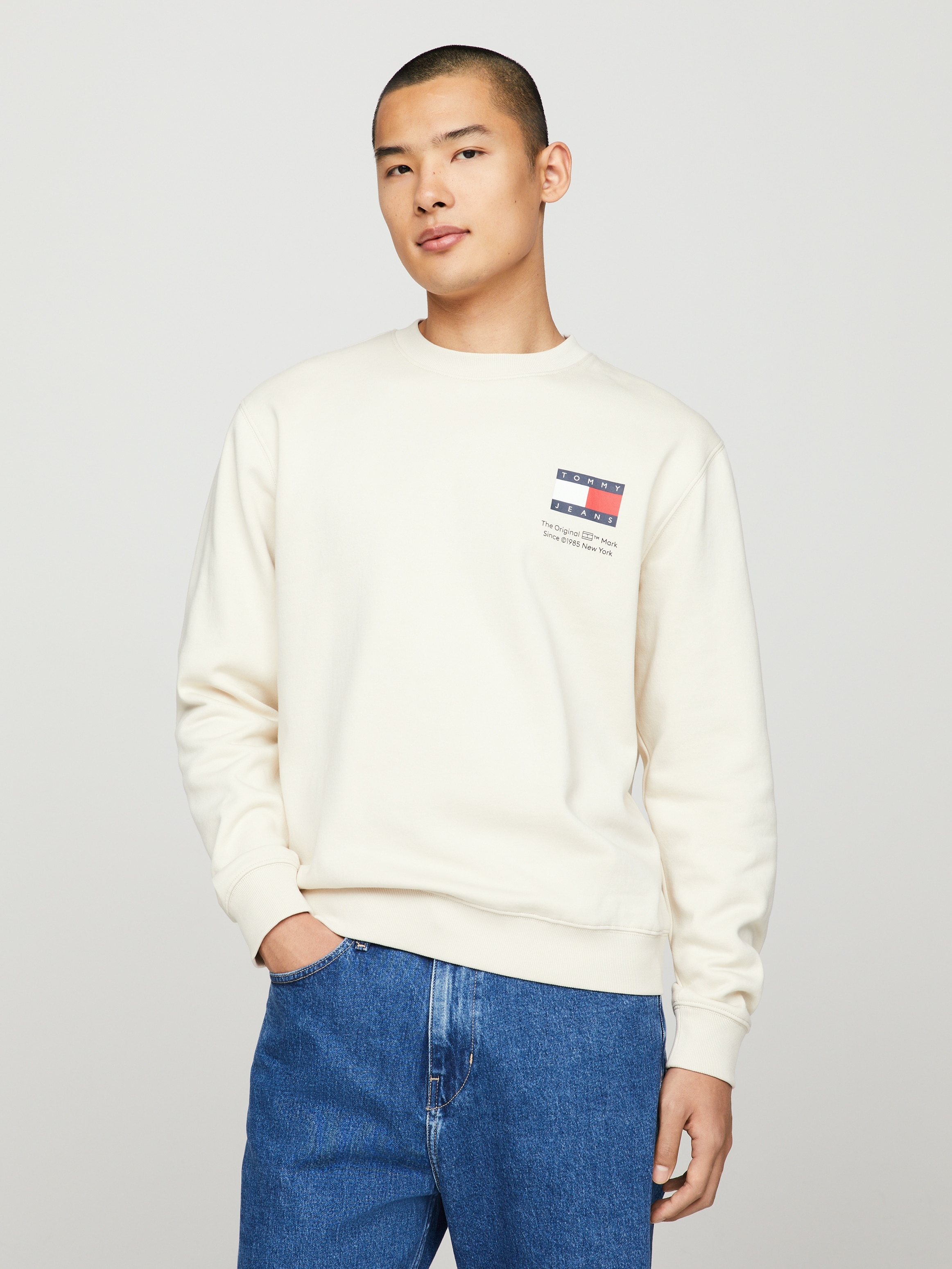 Sweatshirt »TJM REG ESSENTIAL FLAG CNECK EXT«, Rundhals-Sweatshirt mit Logo