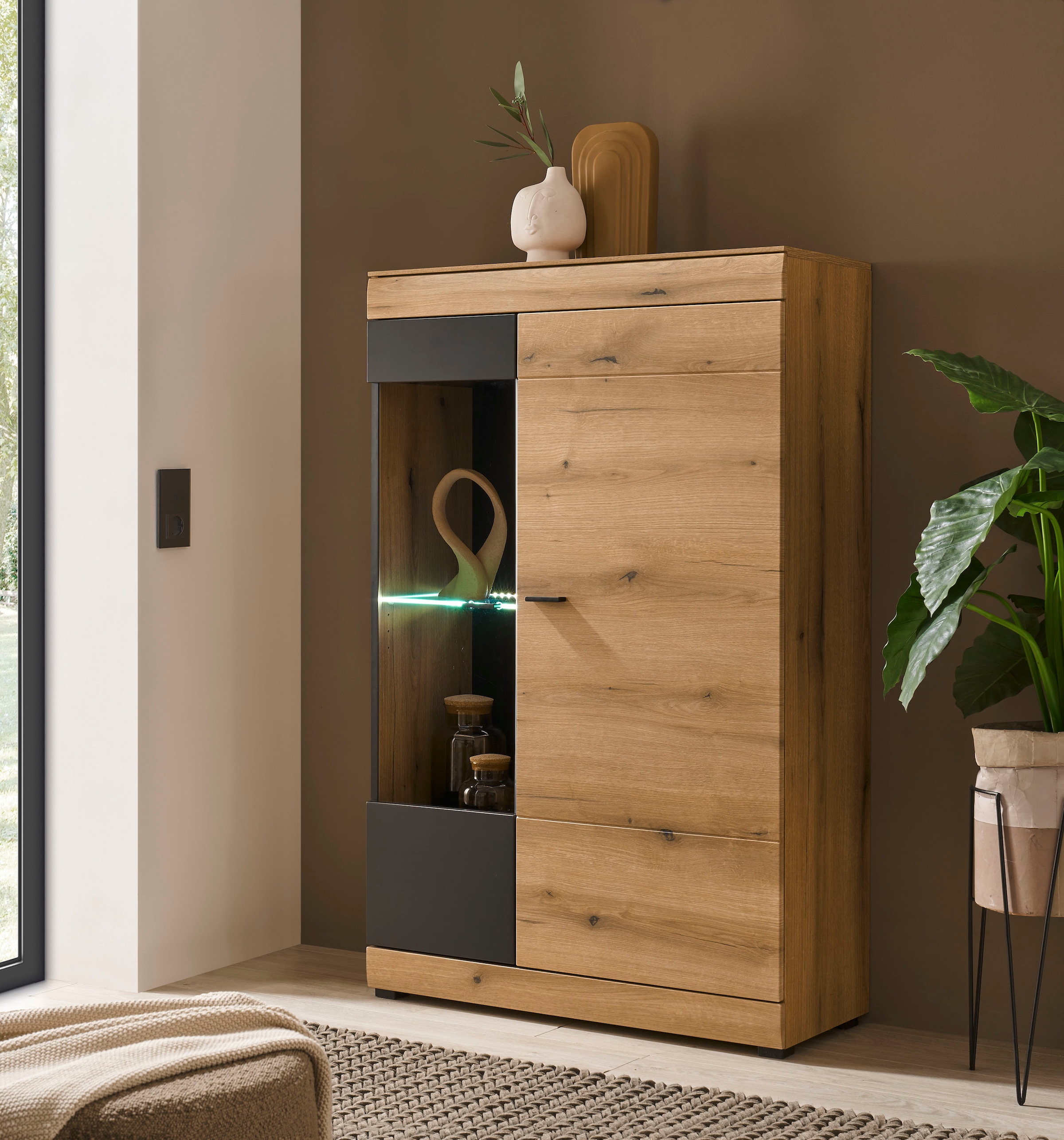 Home affaire Vitrine »Soleto, Vitrinenschrank in Evoke Eiche, moderne Glasvitrine« ausreichend Stauraum, schwarze Griffe aus Metall, zeitlos