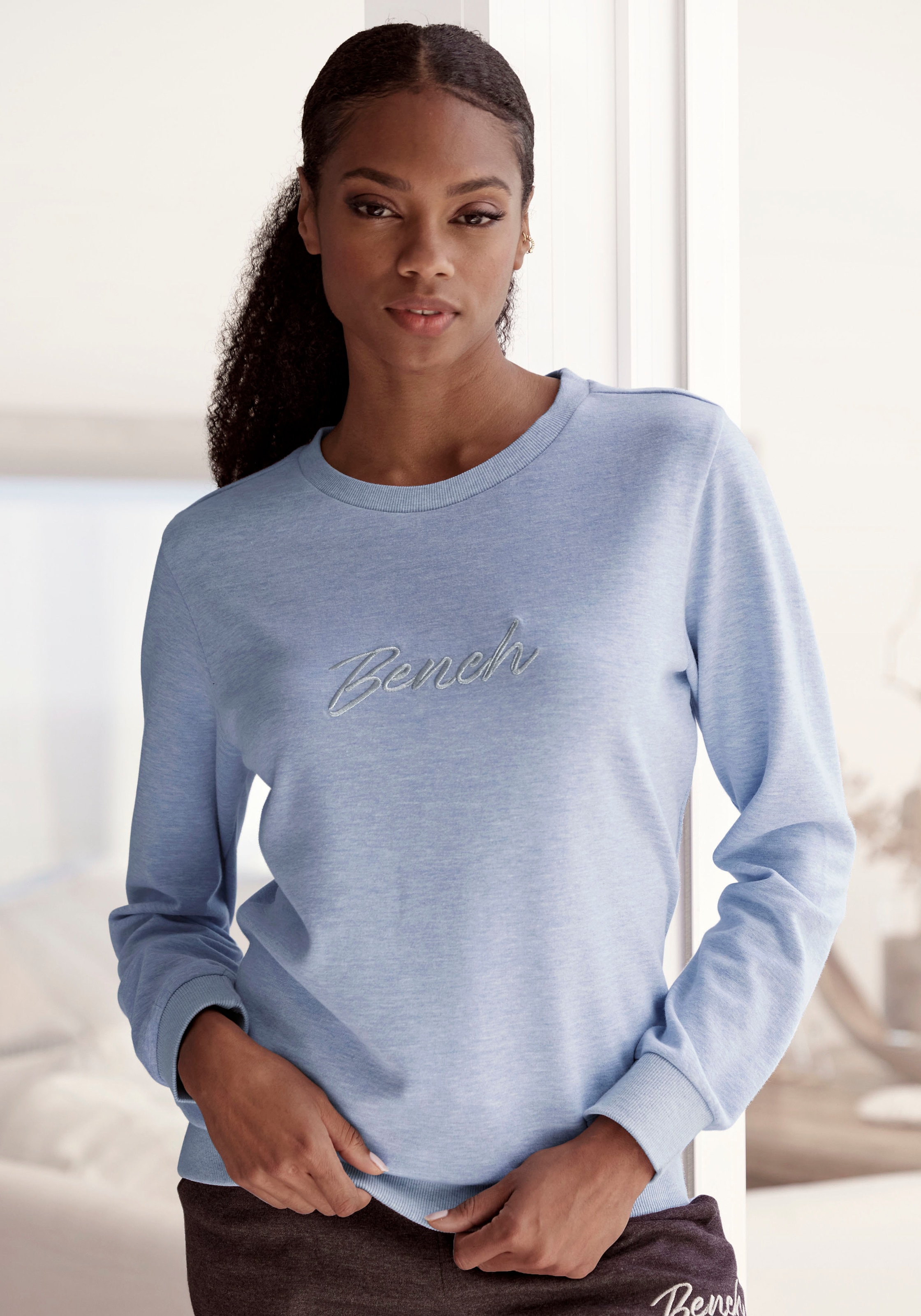 Bench. Loungewear Sweatshirt »-Loungeshirt«, mit glänzender Logostickerei, bei Loungewear, Loungeanzug ♕