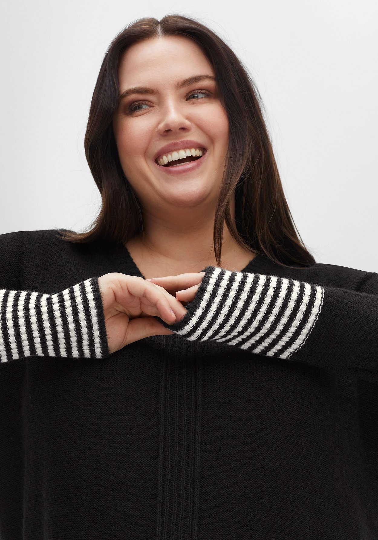 Sheego V-Ausschnitt-Pullover »Pullover mit geringeltem Ärmelbündchen«, mit geringeltem Ärmelbündchen