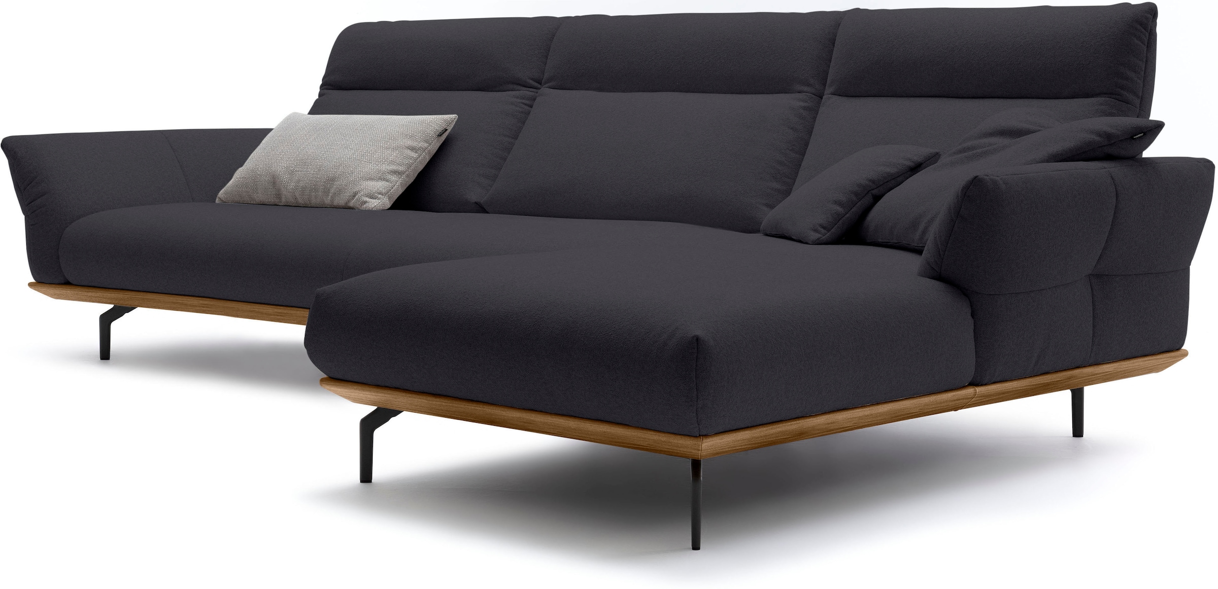 Creation BY ROLF BENZ Ecksofa »CR.460«, Sockel in Nussbaum, Winkelfüße in Umbragrau, Breite 338 cm