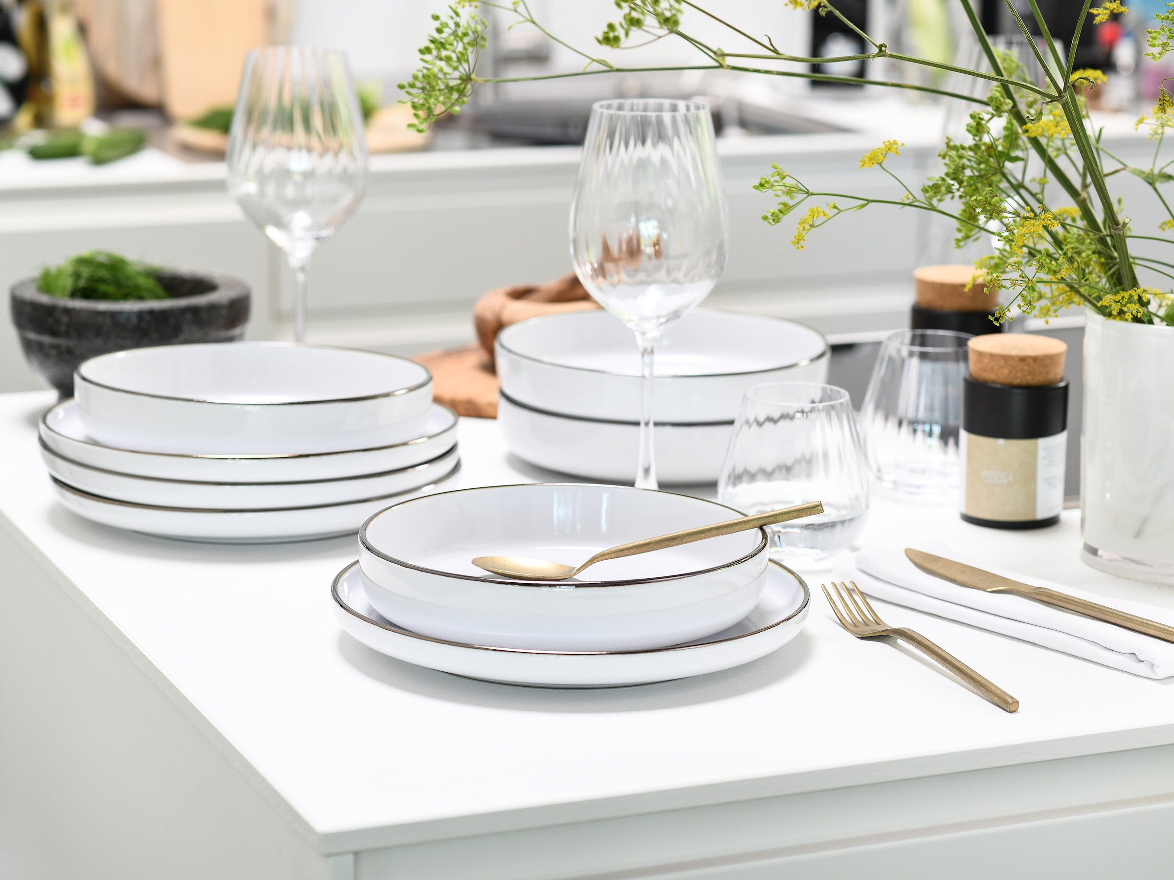 CreaTable Tafelservice »Nordic Festive, Service 12-tlg.« Teller Set, Minimalistisches Design, Dezente goldene Akzente