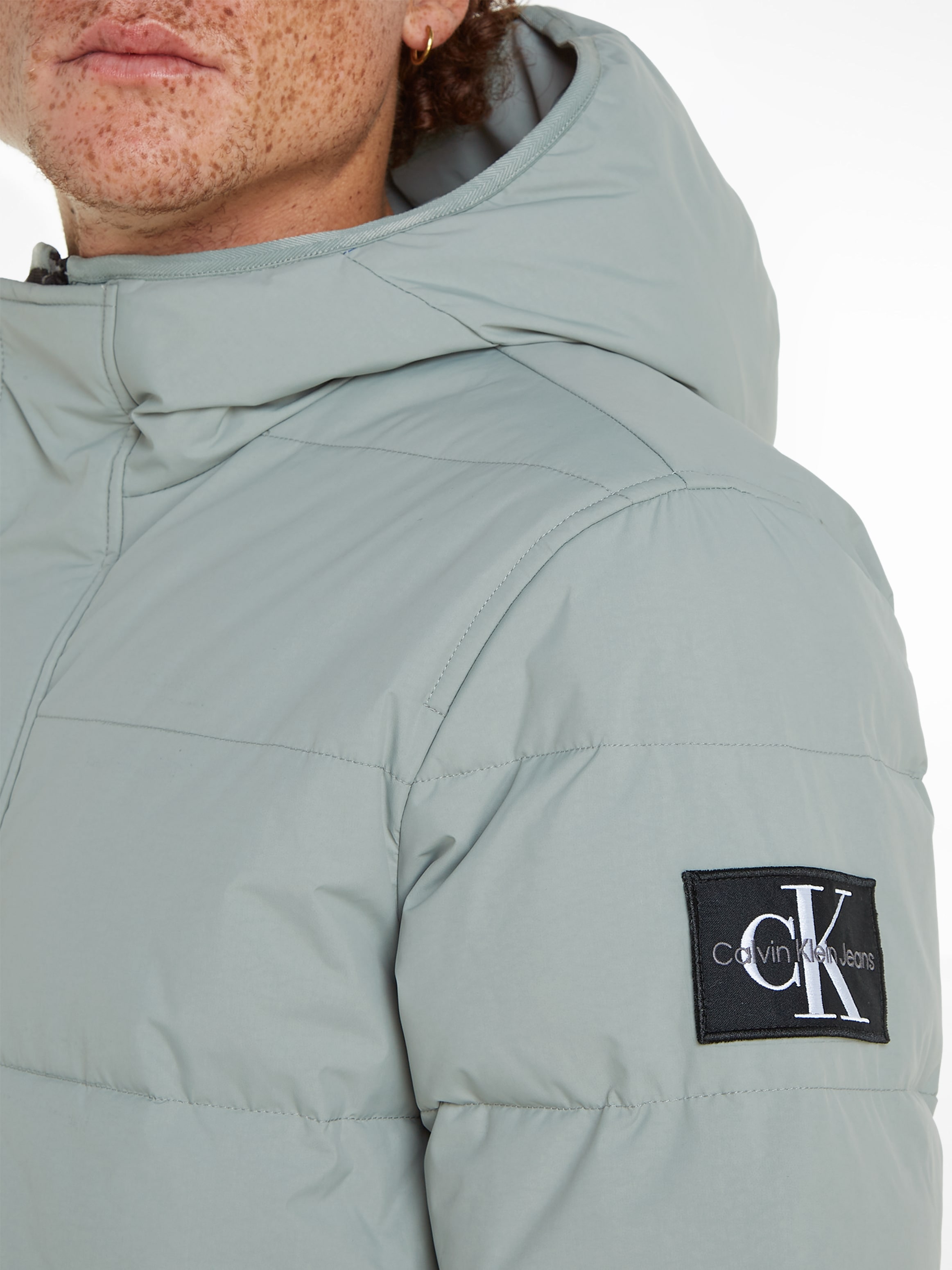 Calvin Klein Jeans Outdoorjacke »ESSENTIAL LW PADDED JACKET«, mit Kapuze, mit Logopatch