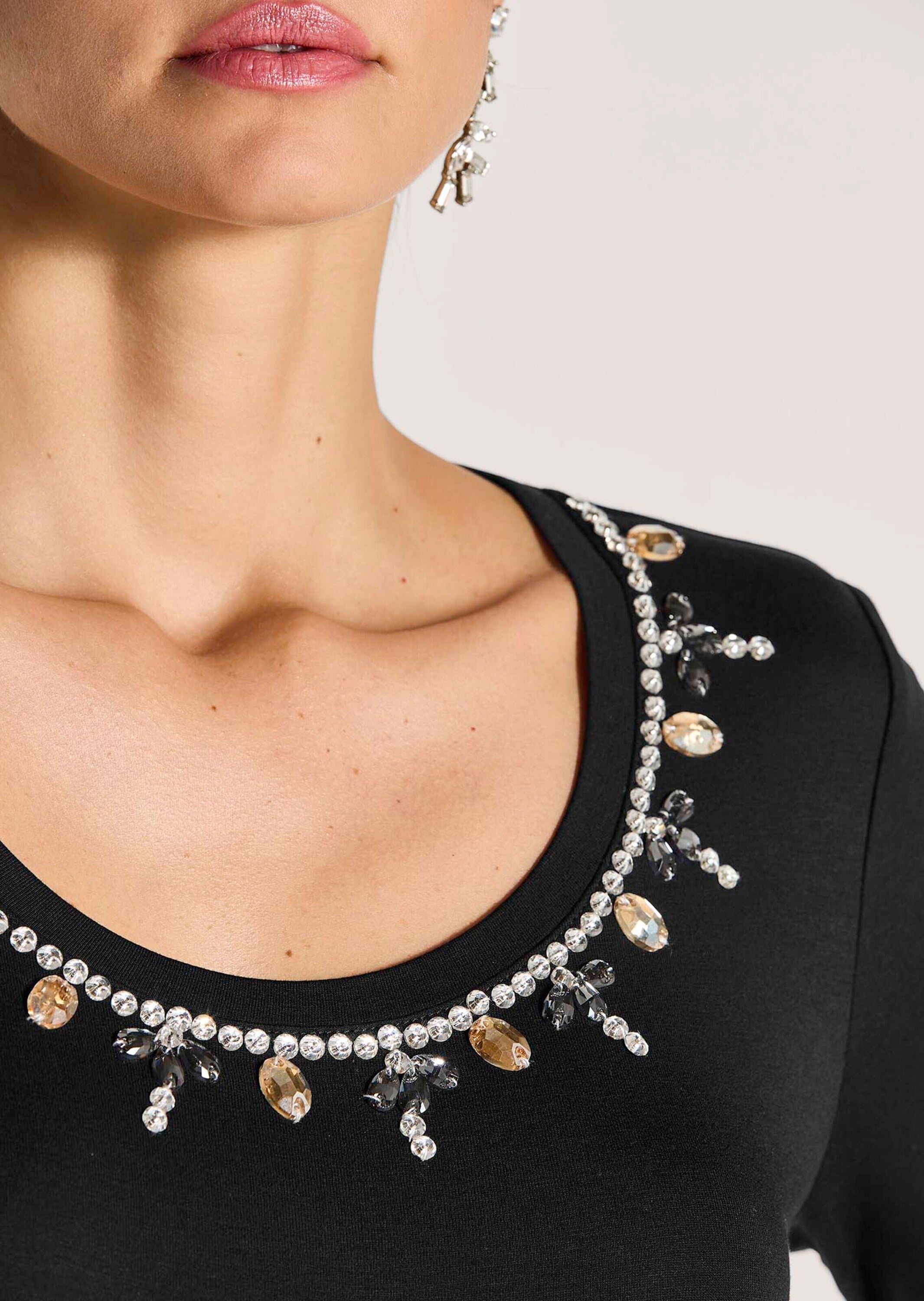 MADELEINE Kurzarmshirt »Shirt Elegantes Oberteil mit Schmucksteinen«