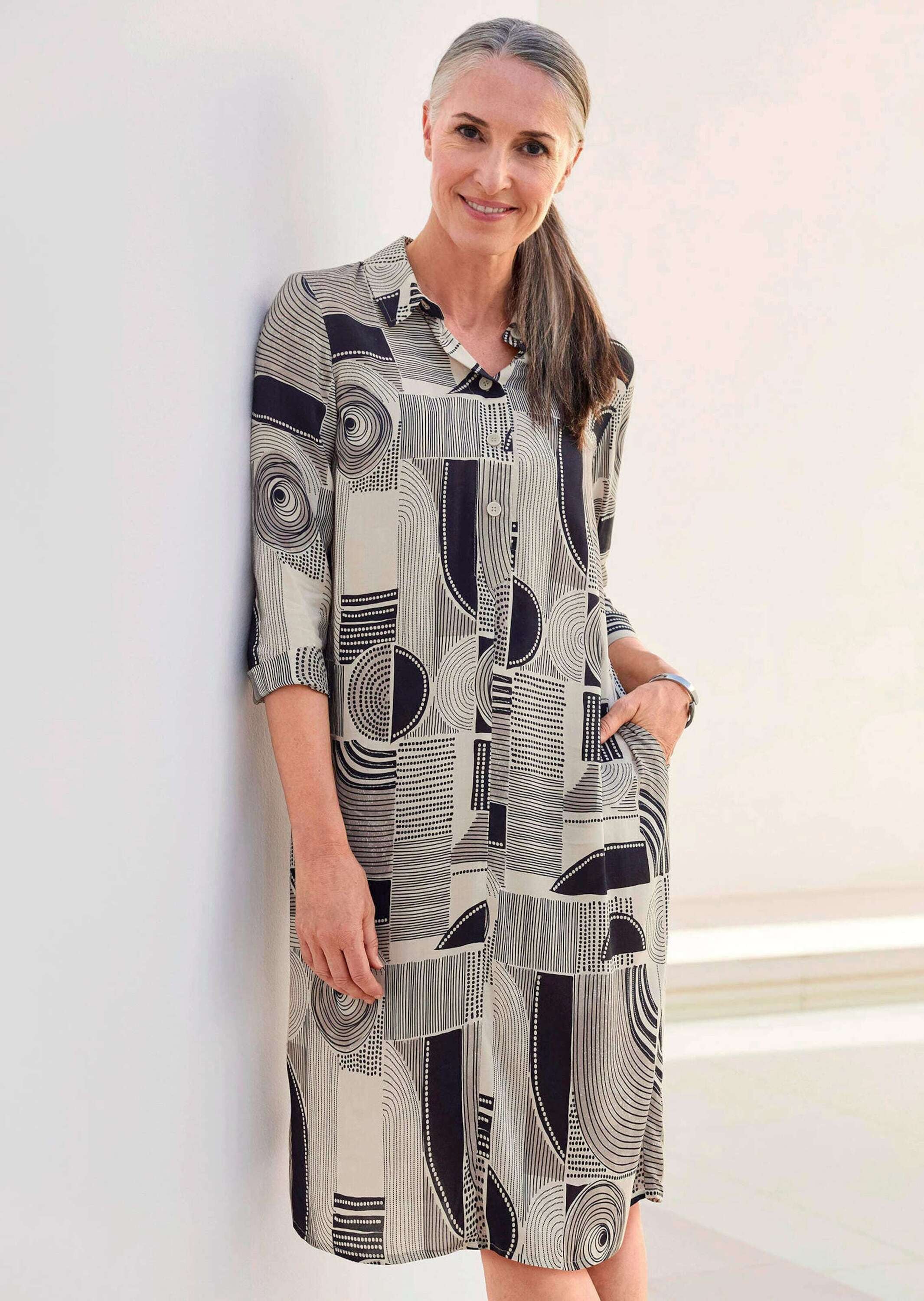 GOLDNER Sommerkleid »Kurzgröße Hemdblusenkleid mit Alloverdruck« Seitennahttaschen Knopfleiste